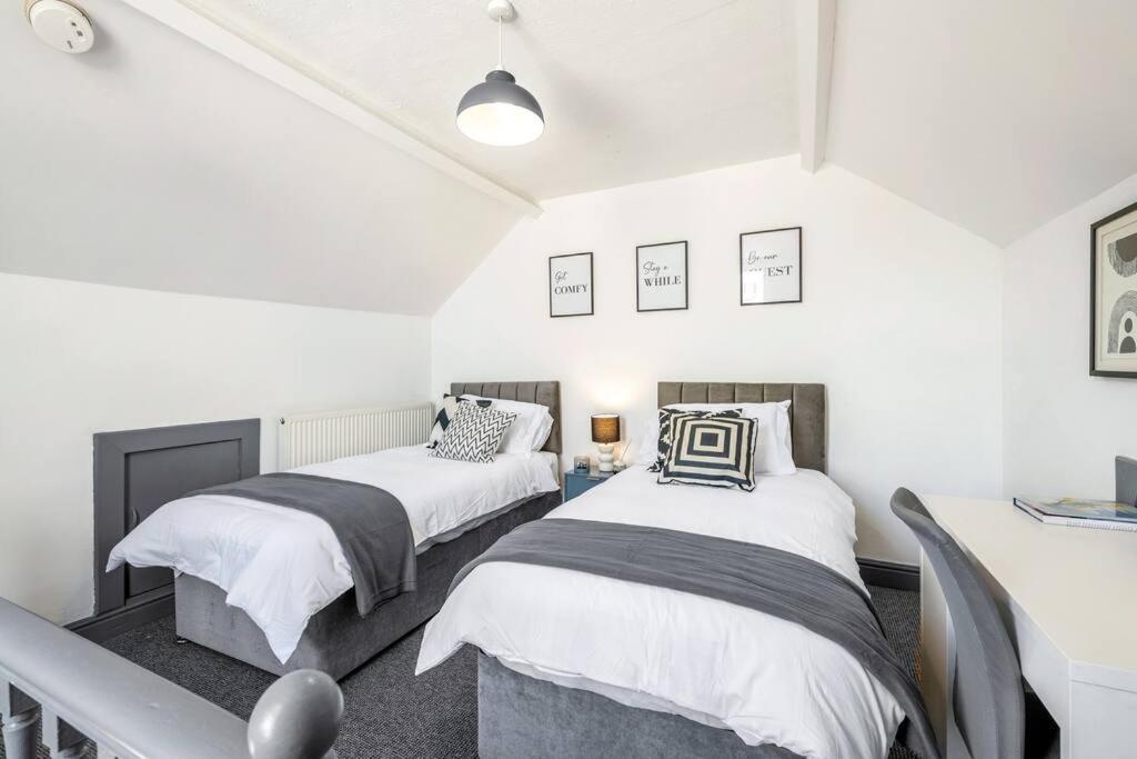 3-bedroom Townhouse Short Term & Flexible Renting With Free Wifi & Free Parking Apartment Lincoln