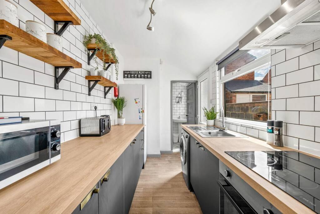 3-bedroom Townhouse Short Term & Flexible Renting With Free Wifi & Free Parking Apartment *
