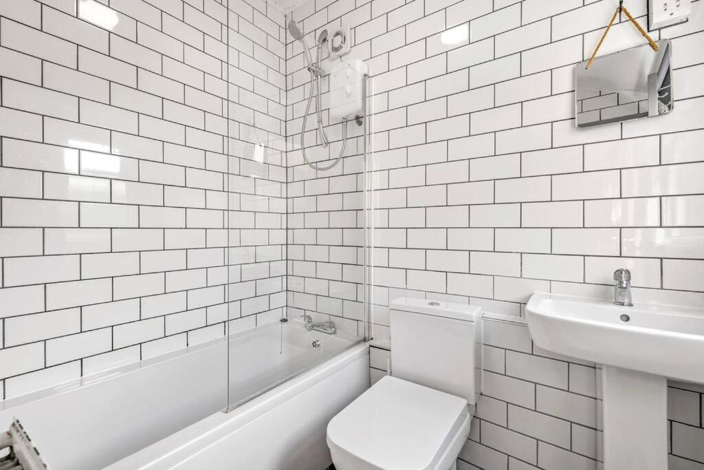 Apartment 3-bedroom Townhouse Short Term & Flexible Renting With Free Wifi & Free Parking *