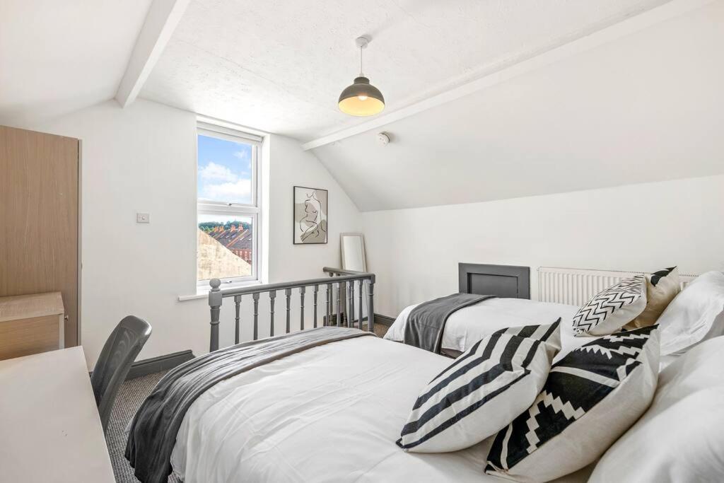 3-bedroom Townhouse Short Term & Flexible Renting With Free Wifi & Free Parking Apartment