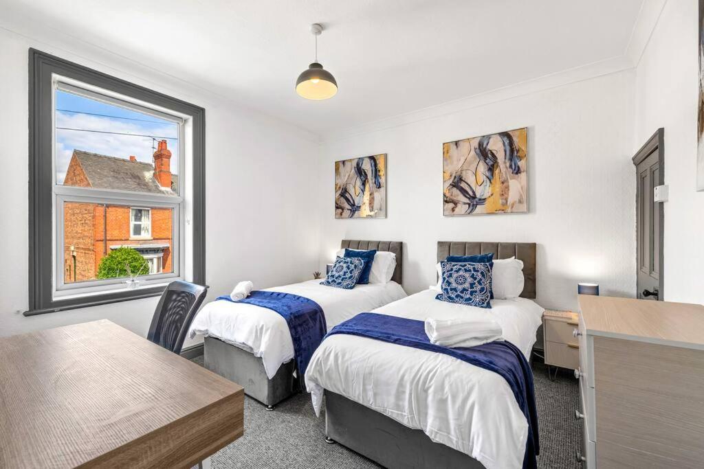 3-bedroom Townhouse Short Term & Flexible Renting With Free Wifi & Free Parking Lincoln