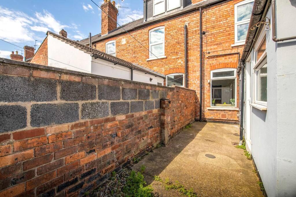 3-bedroom Townhouse Short Term & Flexible Renting With Free Wifi & Free Parking Apartment Lincoln