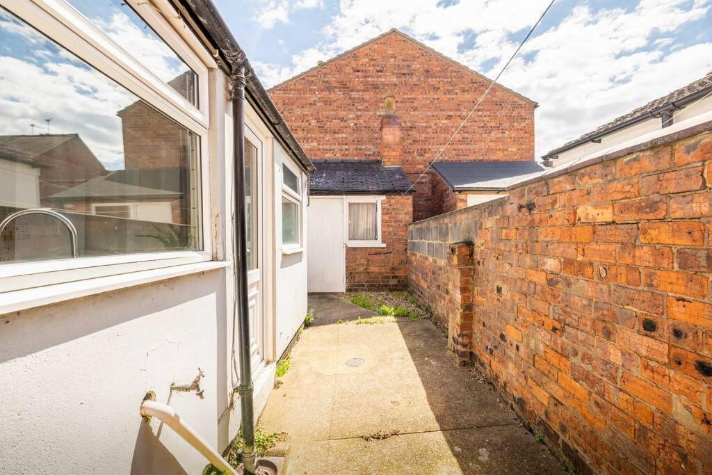 3-bedroom Townhouse Short Term & Flexible Renting With Free Wifi & Free Parking *