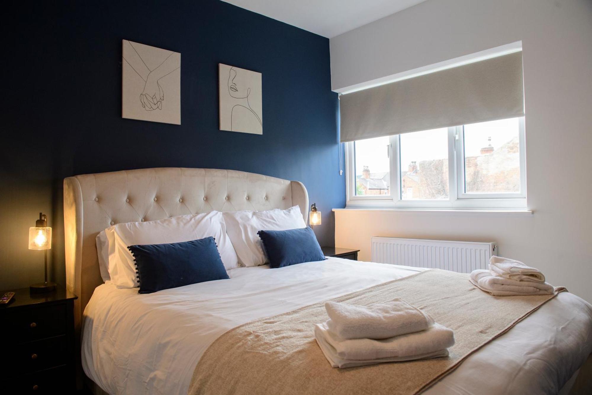 Holiday home Stunning House - Sleeps 7 - 5 Mins Walk To High Street - Parking - Wifi *
