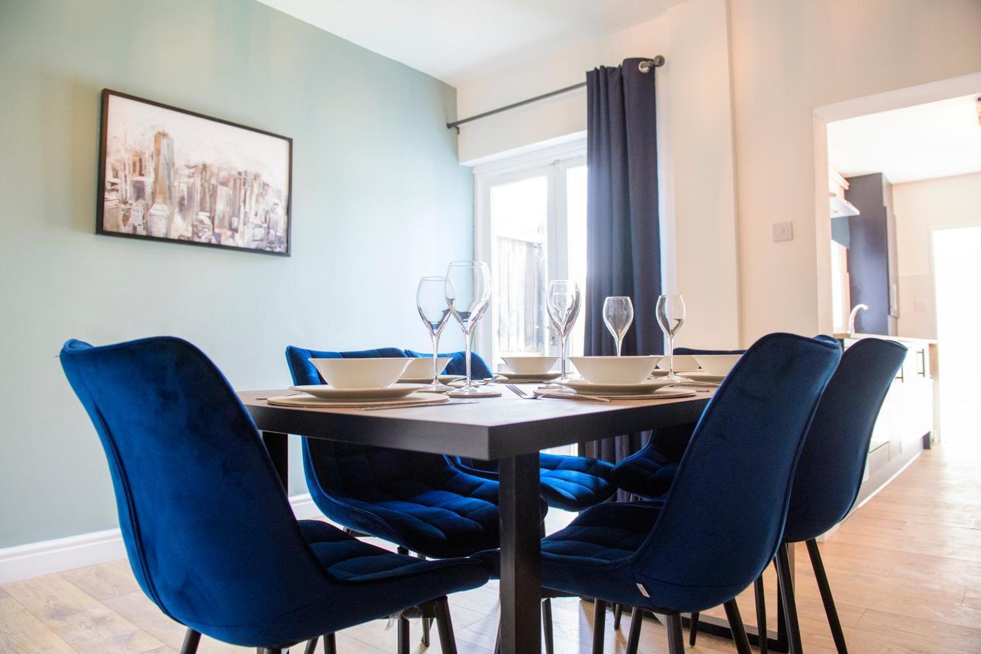 Holiday home Stunning House - Sleeps 7 - 5 Mins Walk To High Street - Parking - Wifi *