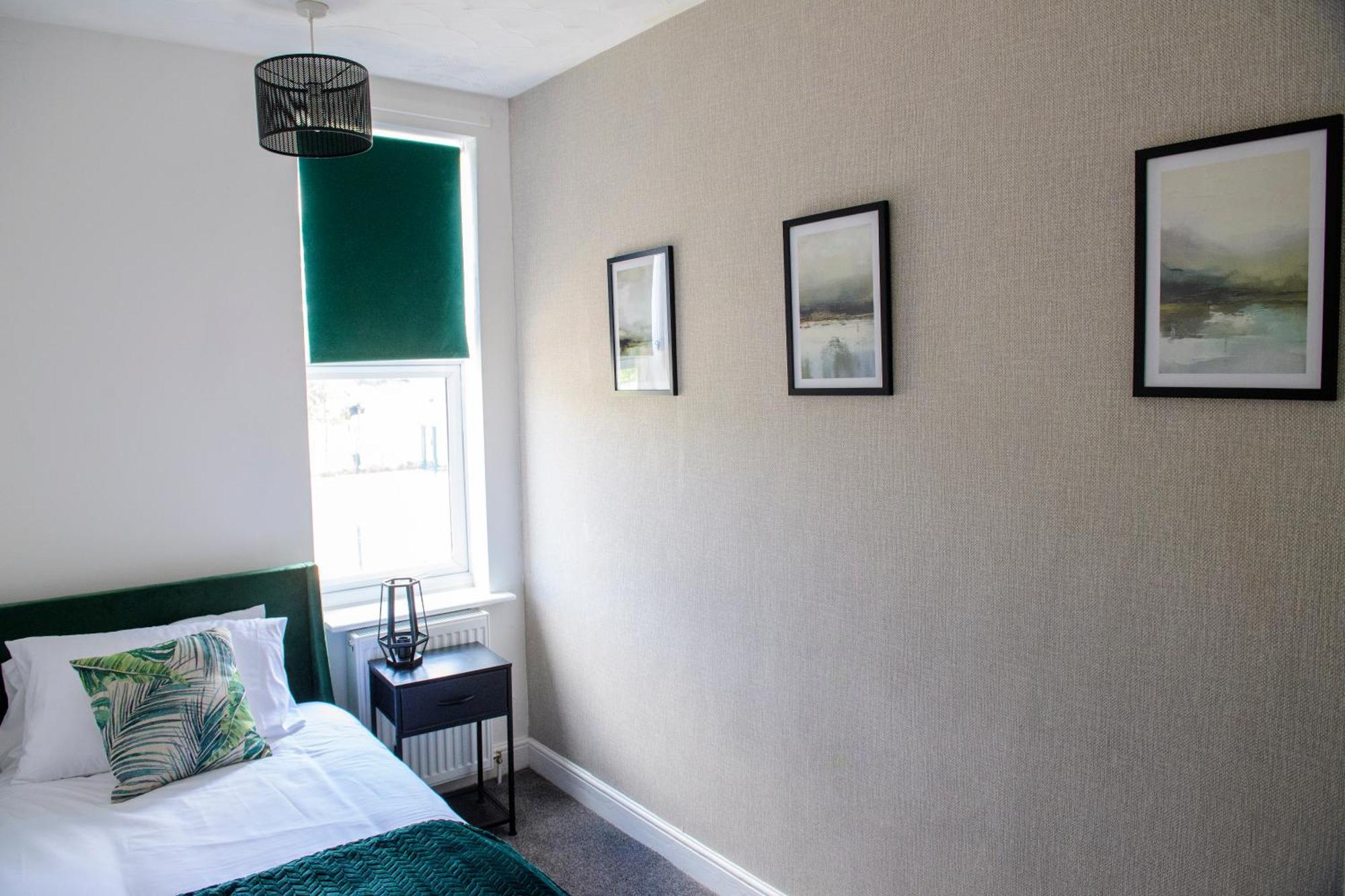 Holiday home Stunning House - Sleeps 7 - 5 Mins Walk To High Street - Parking - Wifi