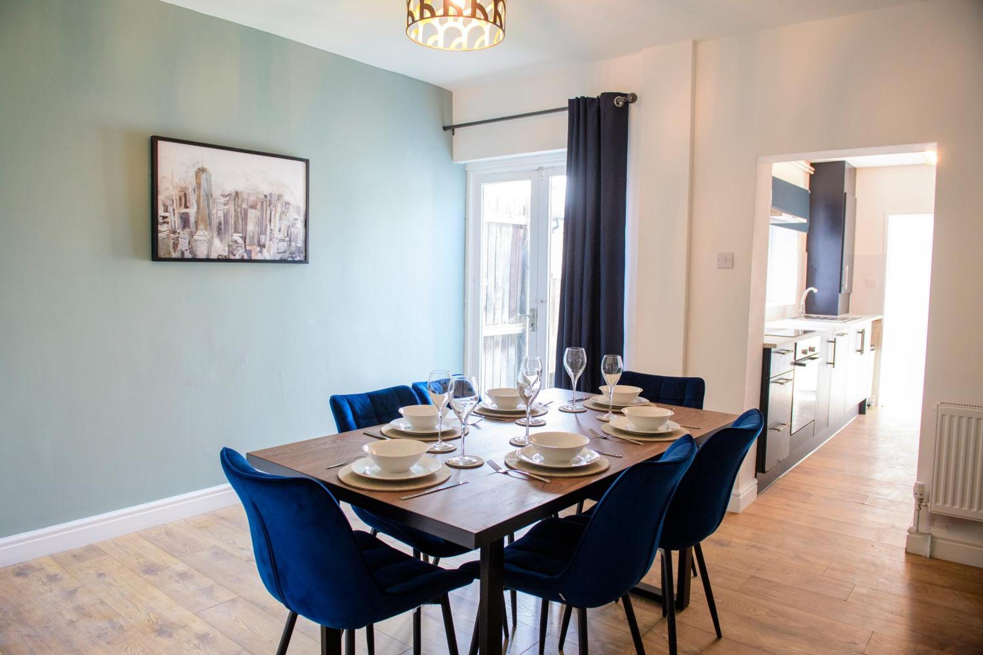 Stunning House - Sleeps 7 - 5 Mins Walk To High Street - Parking - Wifi *