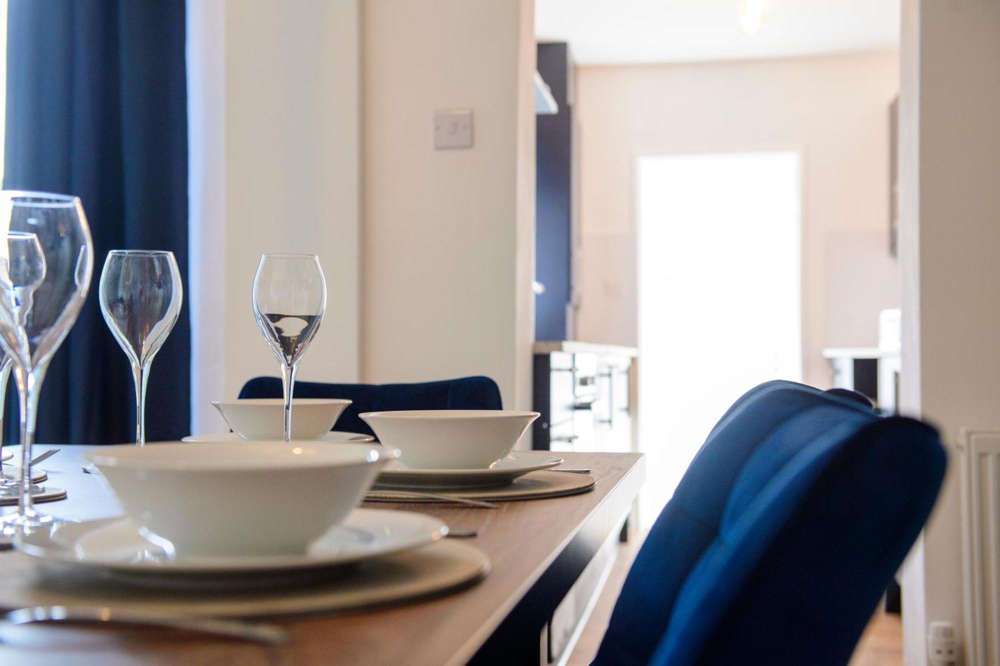 Holiday home Stunning House - Sleeps 7 - 5 Mins Walk To High Street - Parking - Wifi *