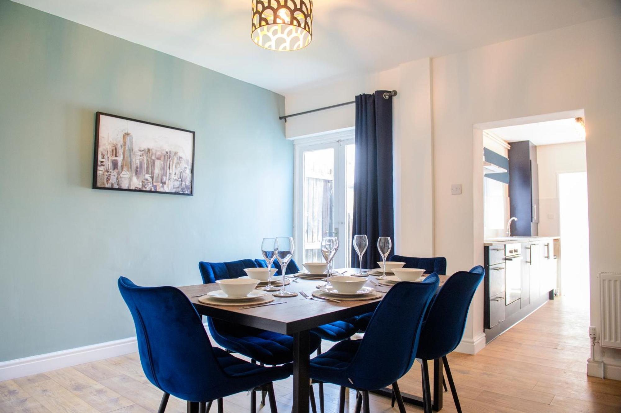 Stunning House - Sleeps 7 - 5 Mins Walk To High Street - Parking - Wifi *