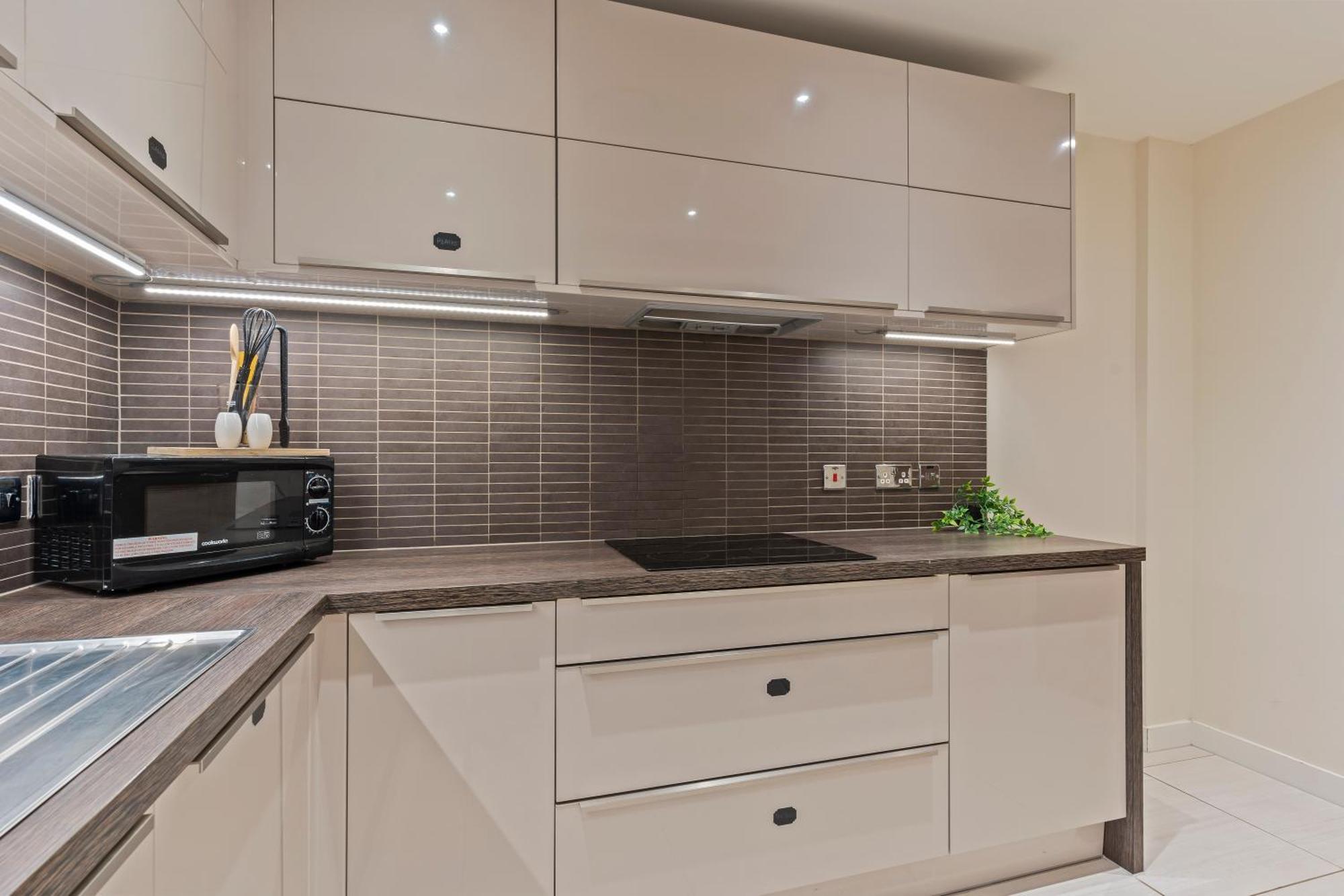 Designer Apt In Central - Sleeps 6