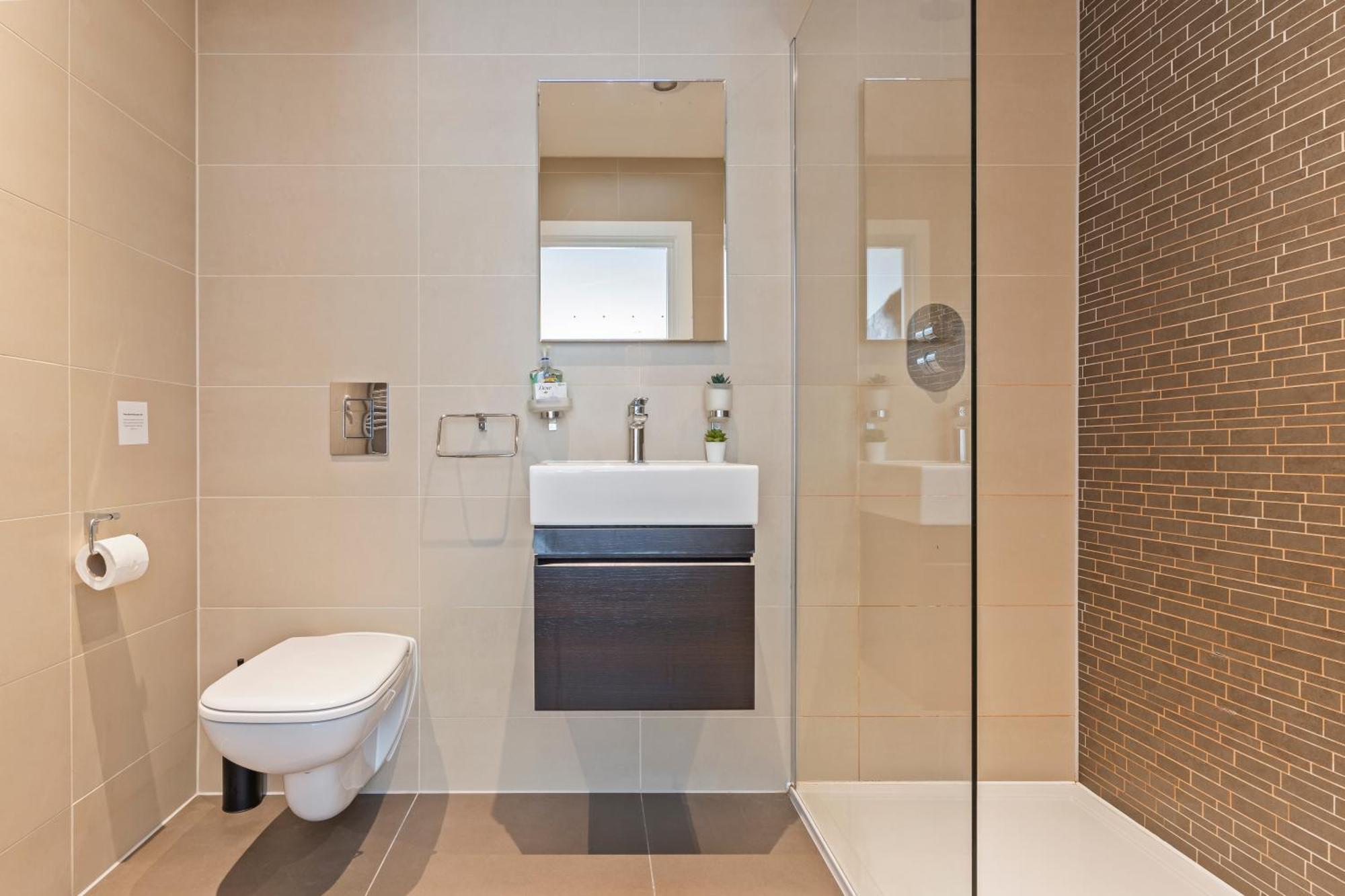 Designer Apt In Central - Sleeps 6 Apartment