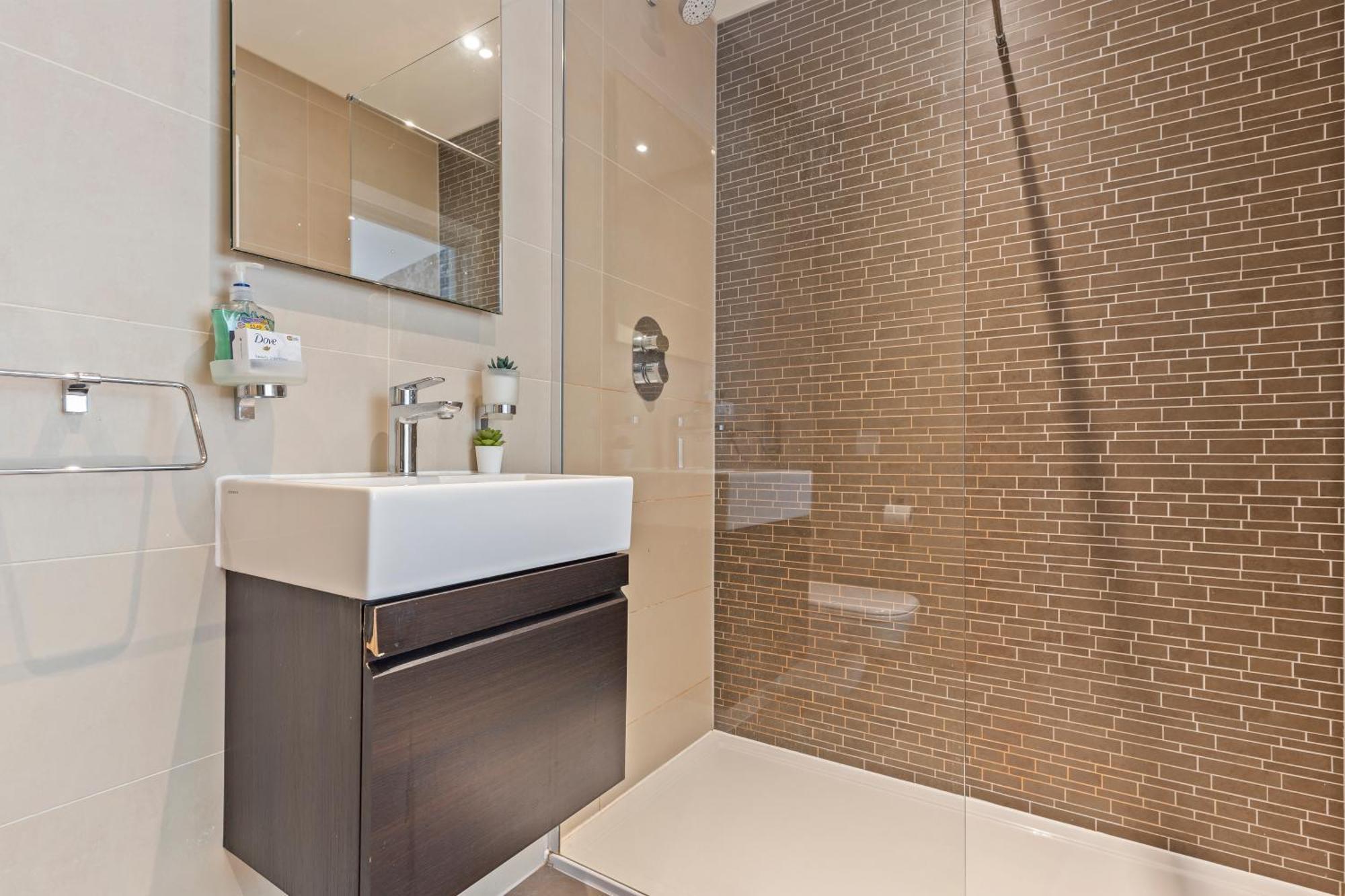 Designer Apt In Central - Sleeps 6 Apartment *