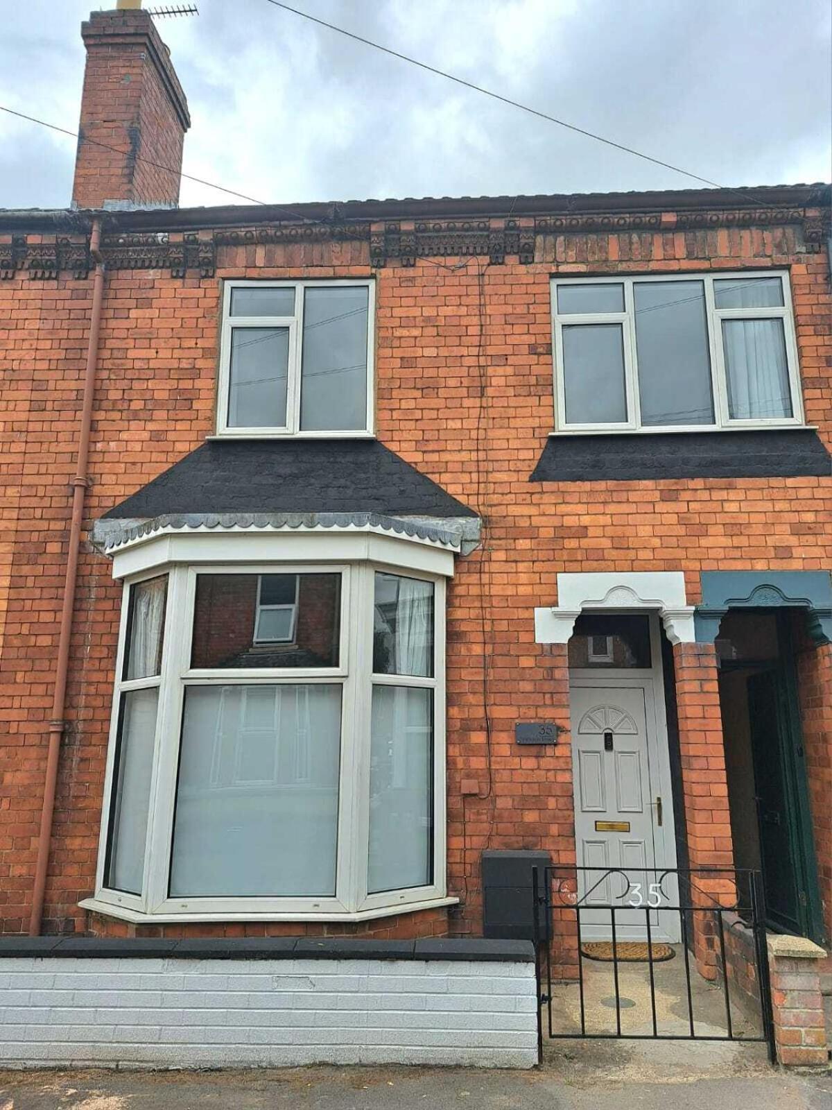 Beautiful, Modern Bright House With Parking, Fast Wifi, Sleeps 5