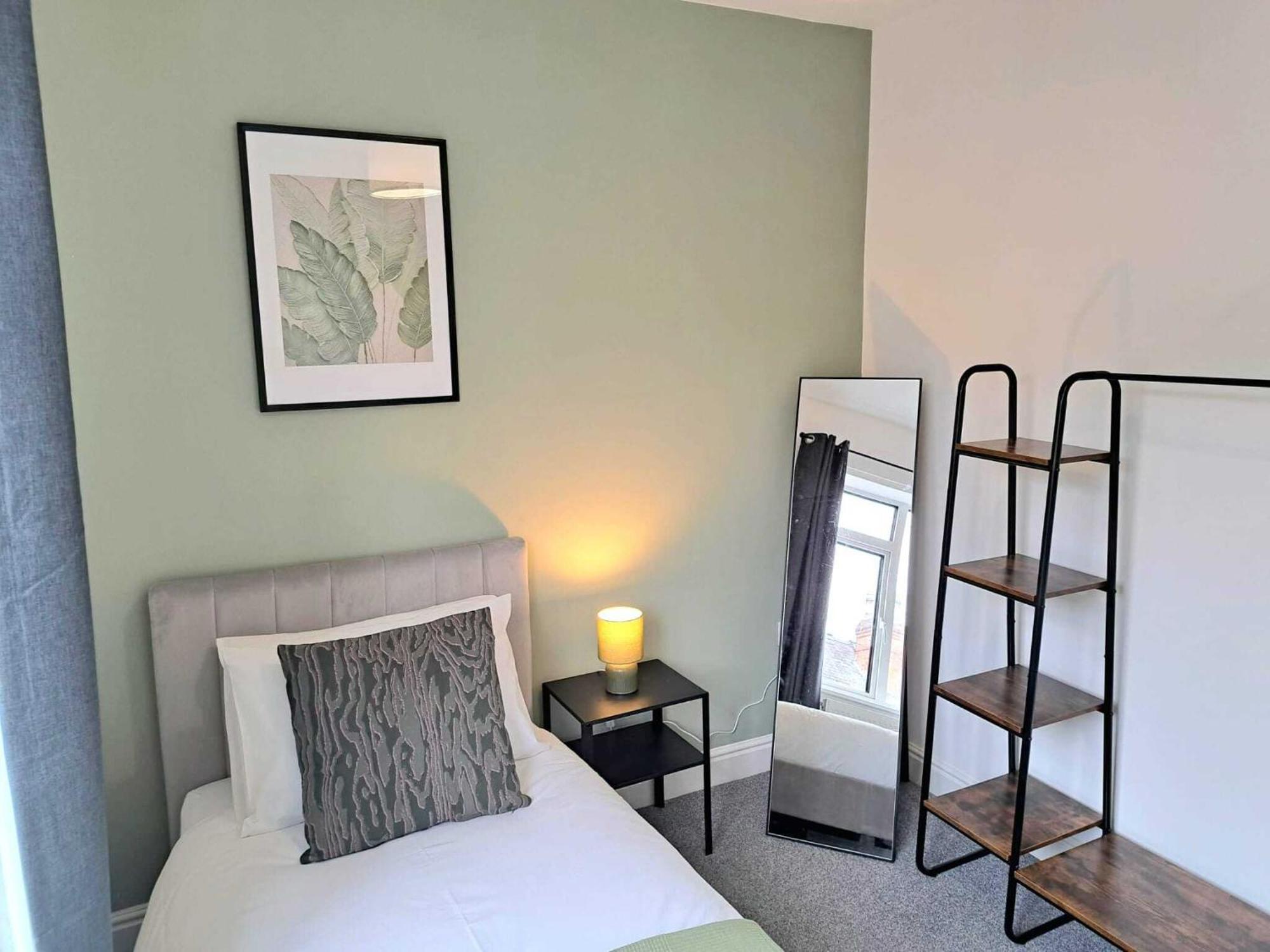 Holiday home Beautiful, Modern Bright House With Parking, Fast Wifi, Sleeps 5 *