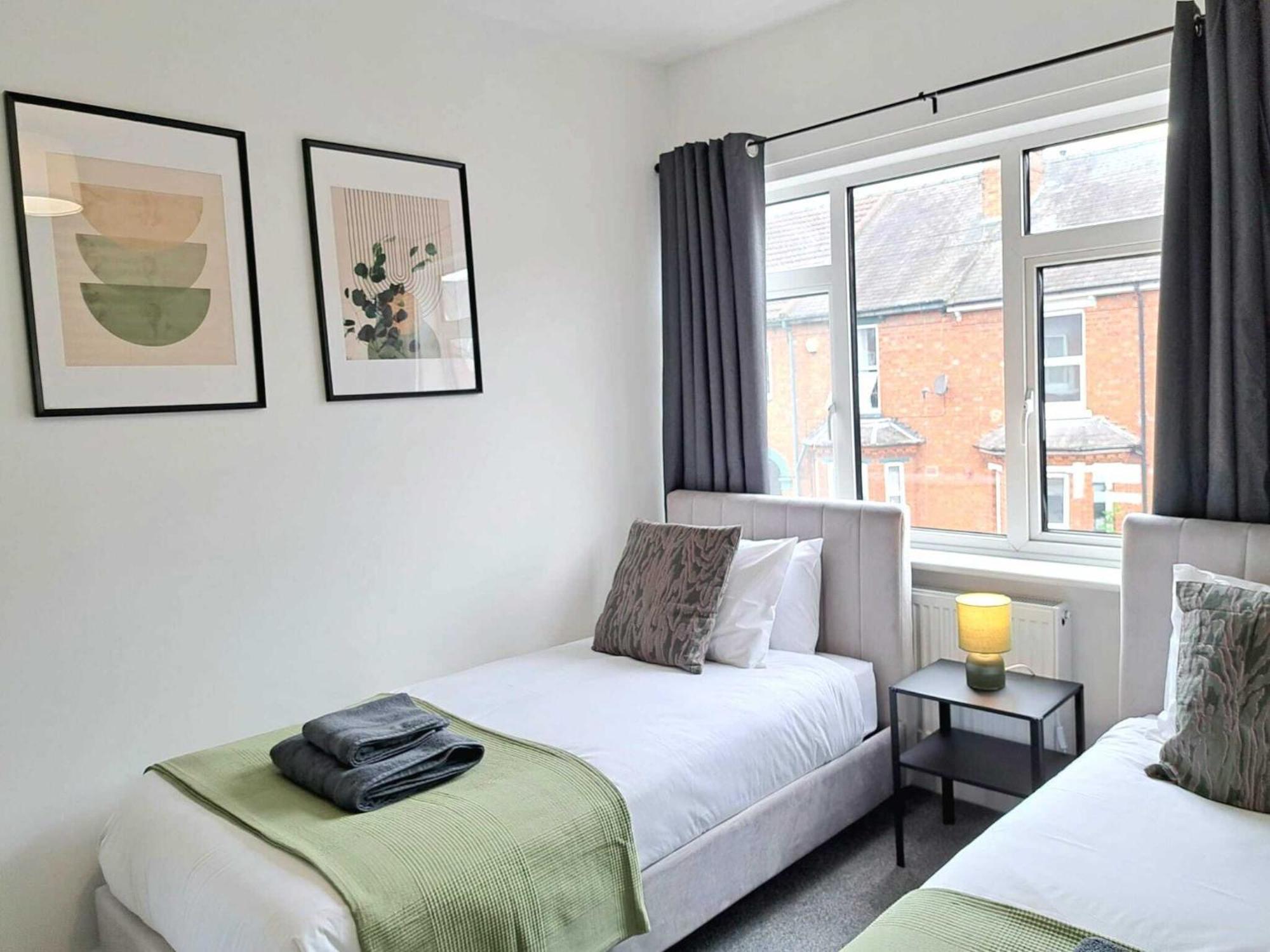 Beautiful, Modern Bright House With Parking, Fast Wifi, Sleeps 5 Holiday home *