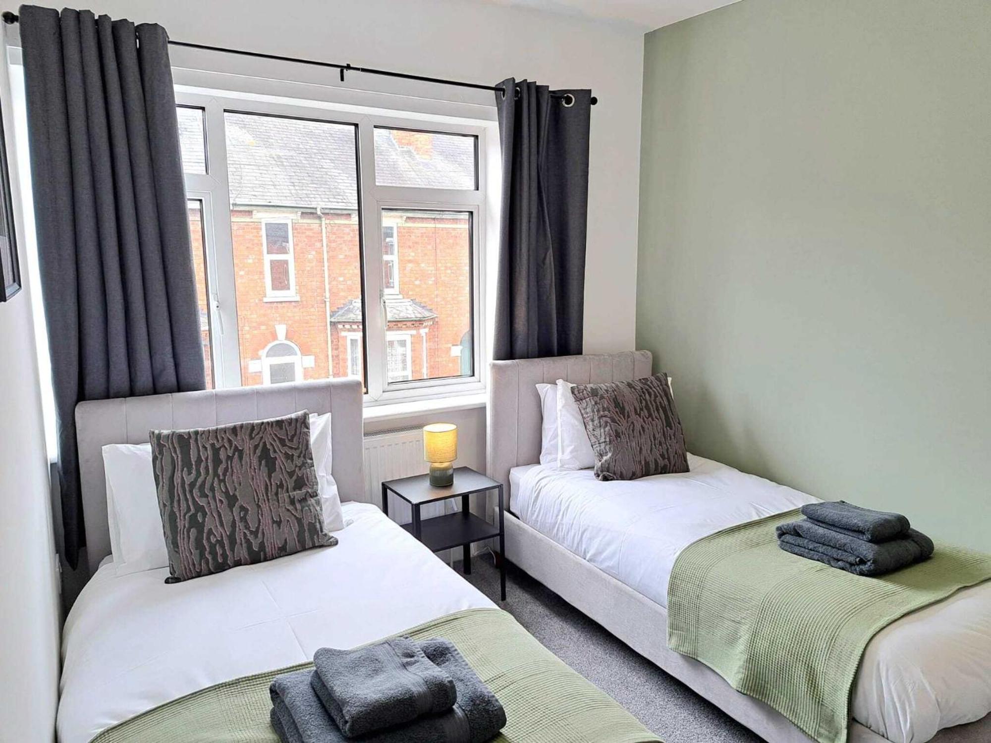 Beautiful, Modern Bright House With Parking, Fast Wifi, Sleeps 5 *