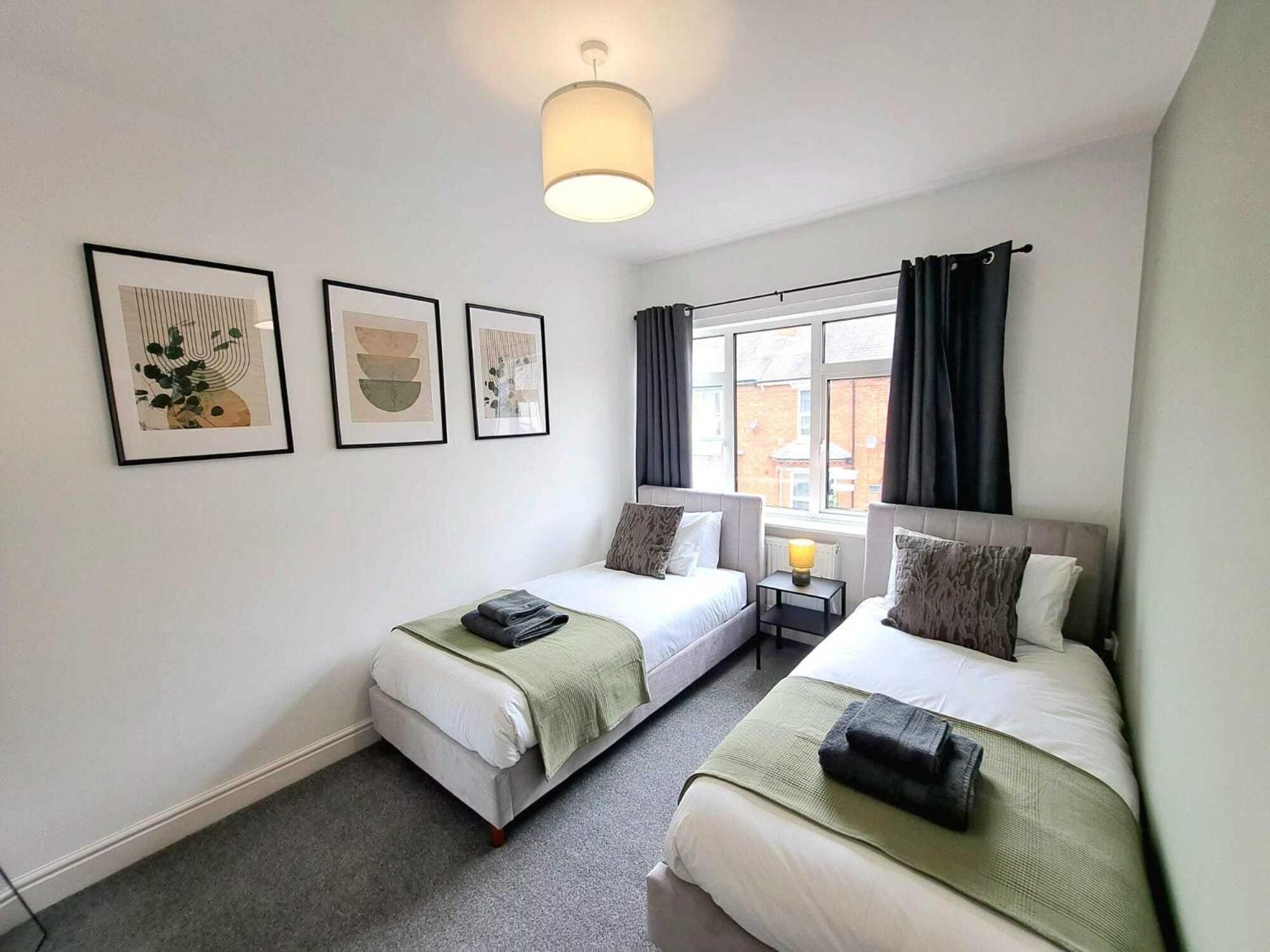 Beautiful, Modern Bright House With Parking, Fast Wifi, Sleeps 5