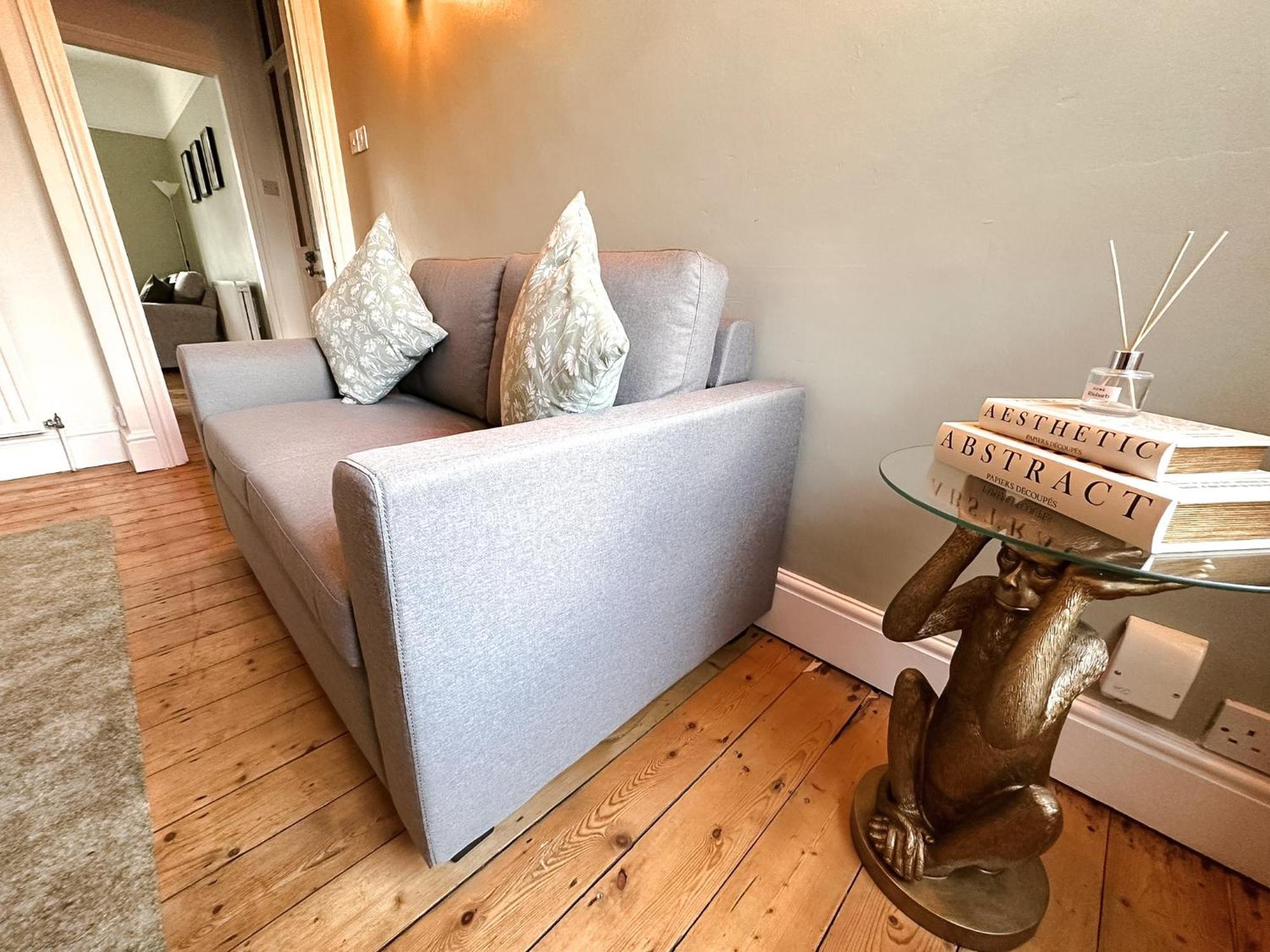 Cecil House - Stylish 2-bed, Sleeps 5 Guests, Free Parking, Close To Cathedral, Bars & Restaurants *