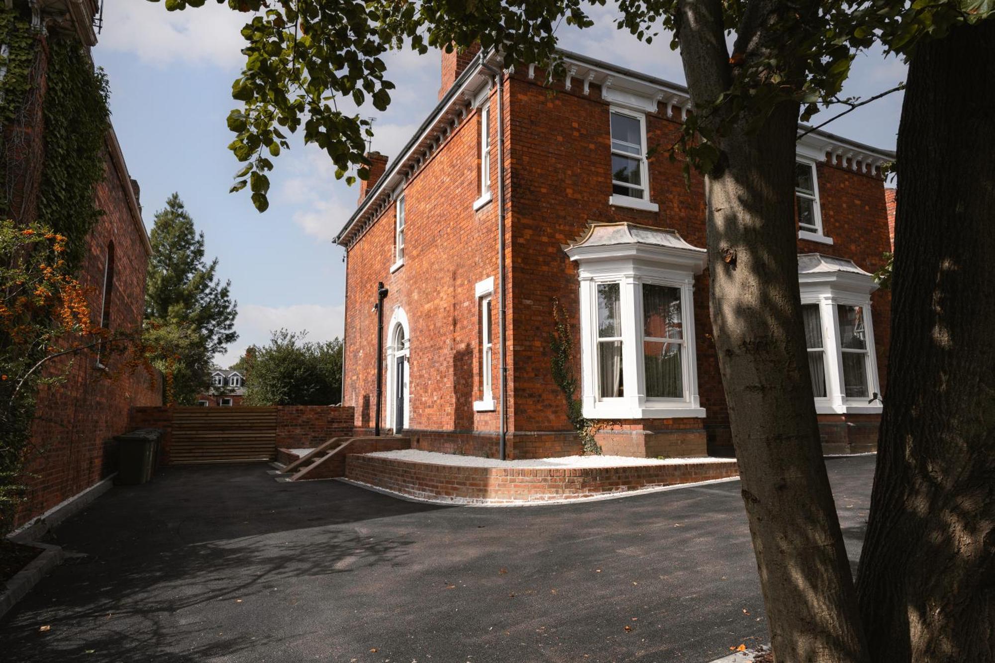 Our House Collective - Luxury In Centre, Hot Tub, Sleeps 16 *