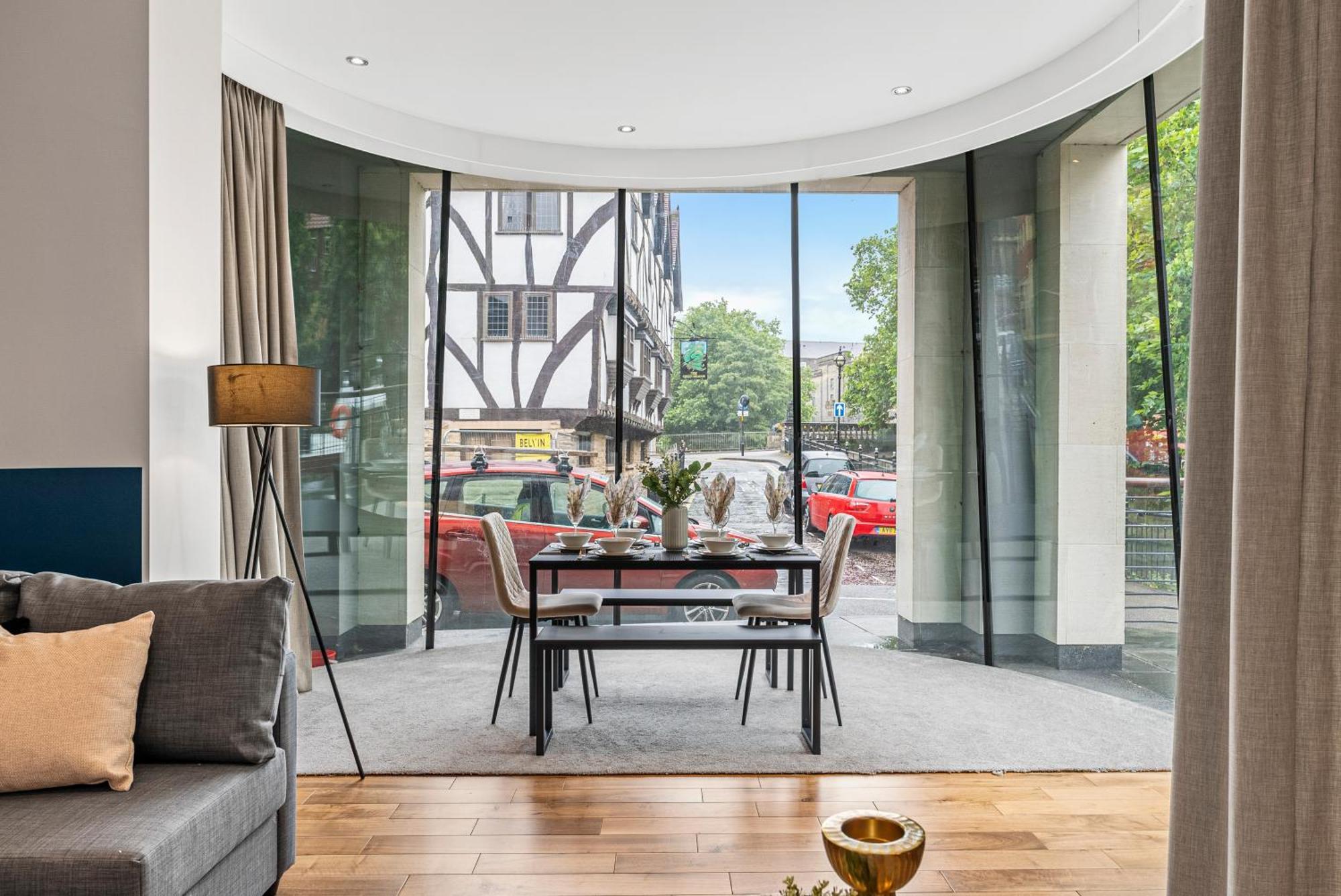 Designer In - Sleeps 6 *