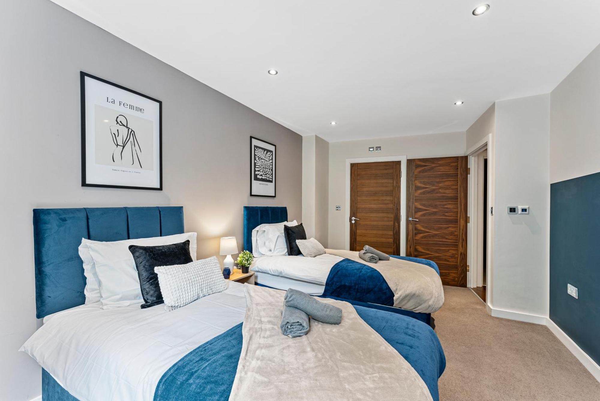 Designer In - Sleeps 6 *