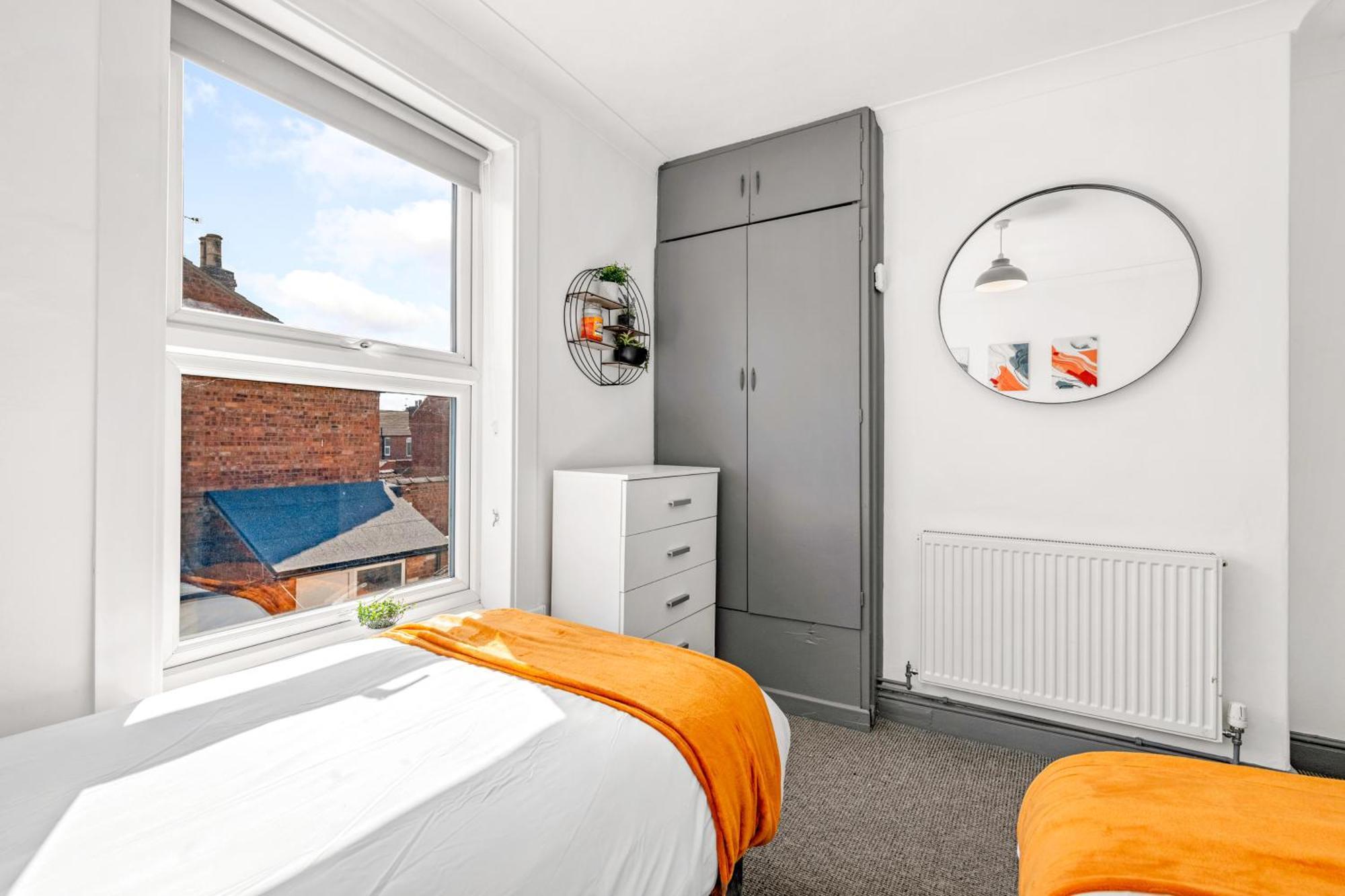 Apartment 3-bedroom Townhouse Short Term & Flexible Renting With Free Wifi & Free Parking *