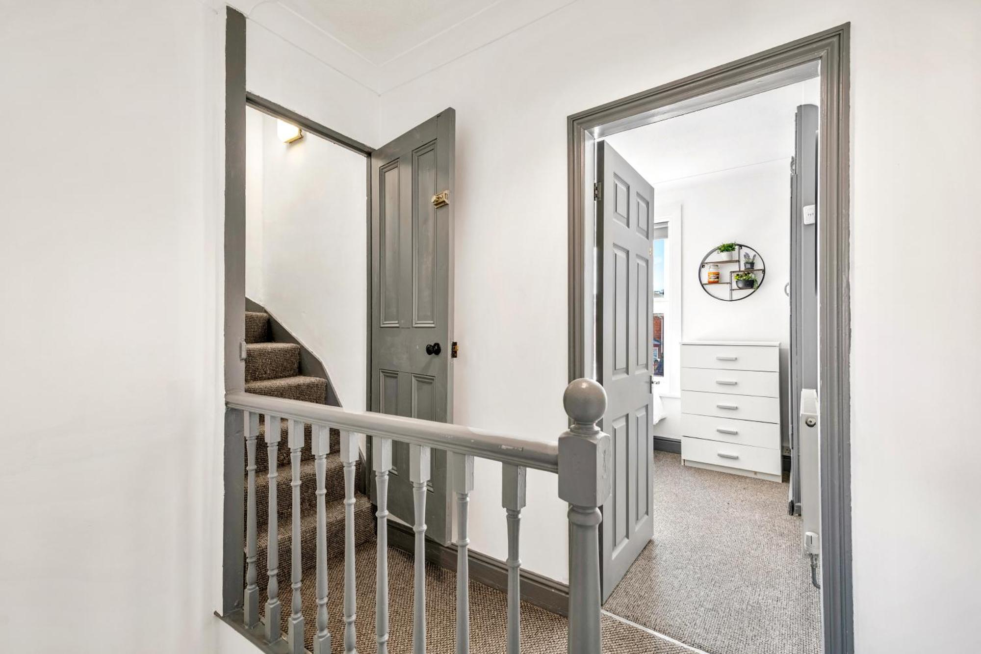3-bedroom Townhouse Short Term & Flexible Renting With Free Wifi & Free Parking Apartment Lincoln