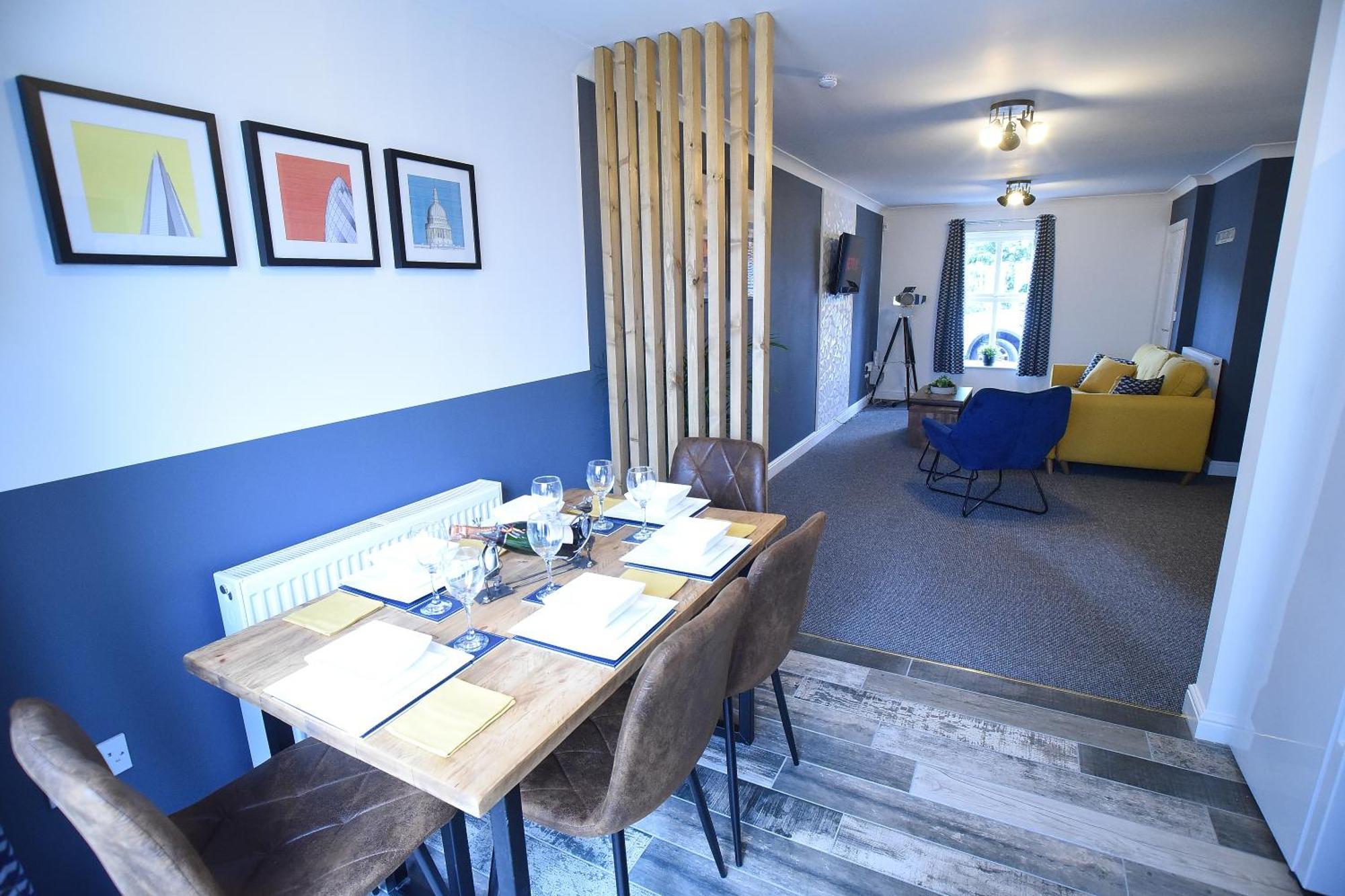Luxury 3 Bed Modern House, Sleeps 5, Centre, Includes Parking *