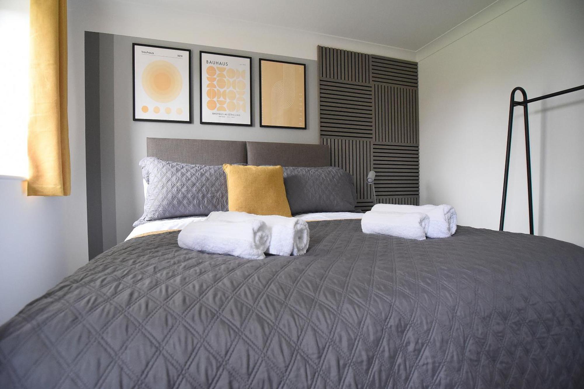 Luxury 3 Bed Modern House, Sleeps 5, Centre, Includes Parking Holiday home *