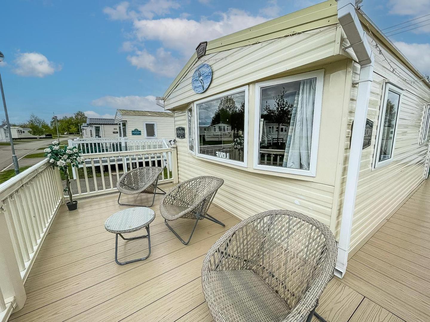 Caravansleeps8-hottub-fireplace-garden-patio