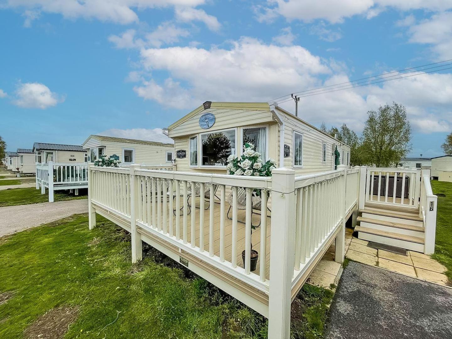 Caravansleeps8-hottub-fireplace-garden-patio *