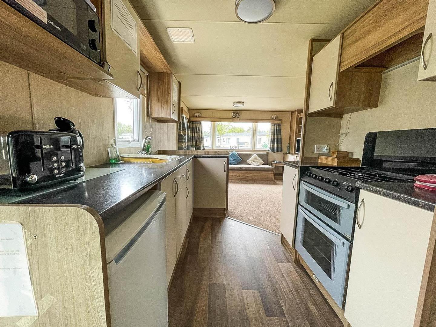 Caravansleeps8-hottub-fireplace-garden-patio Lincoln