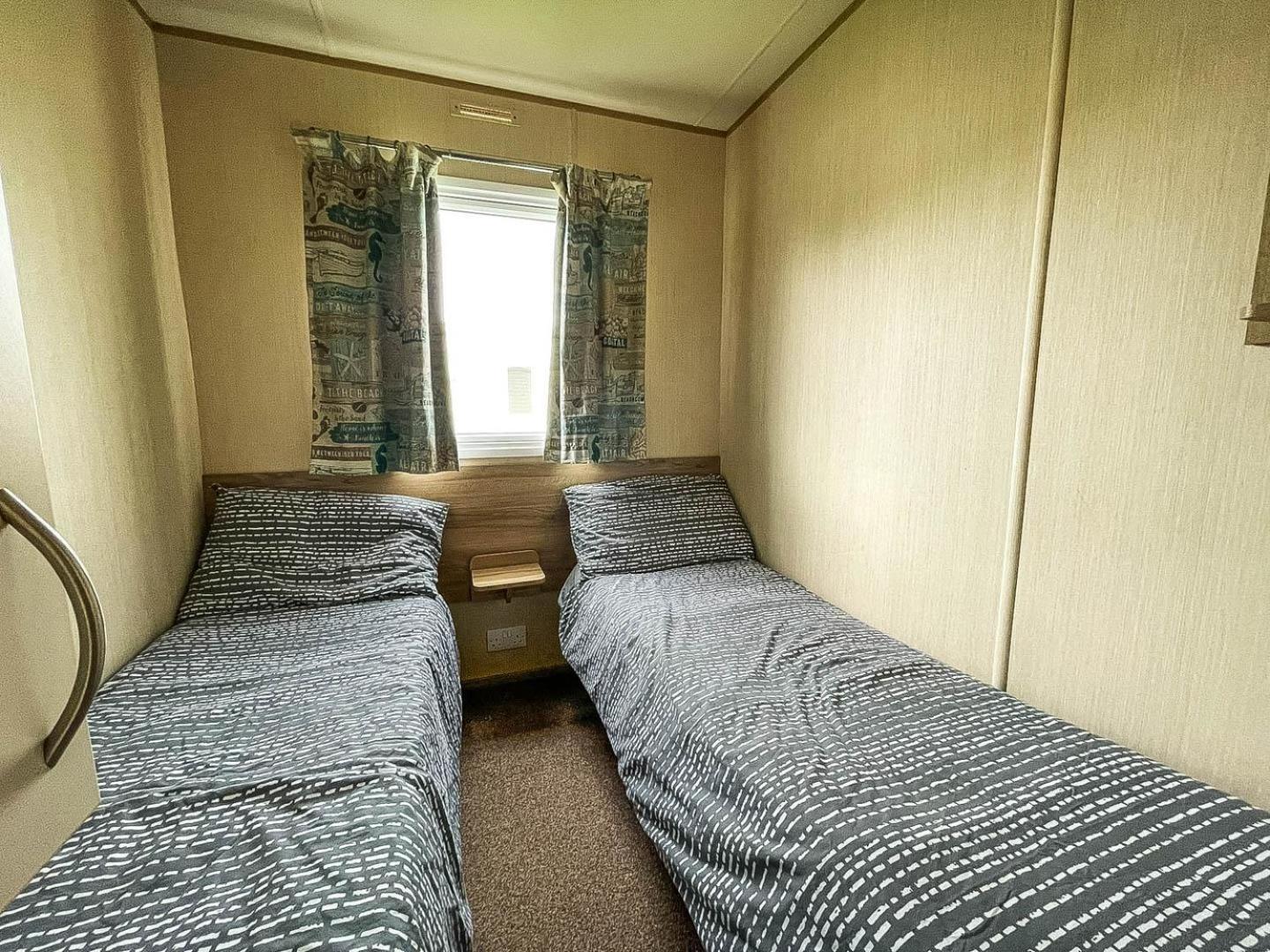 Caravansleeps8-hottub-fireplace-garden-patio