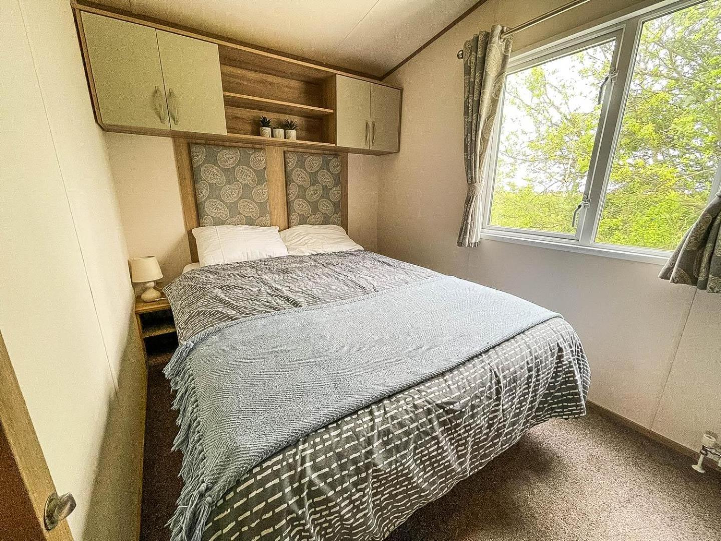 Caravansleeps6-hottub-garden-waterwonderland * Lincoln