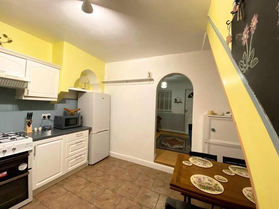 Apartment 7nights Savings L Modern 2-bed Flat By Broad Meadow L Sleeps 4 L 3 Beds L Couples, Families, Students L Short Lets L L Free Wi-fi & Parking