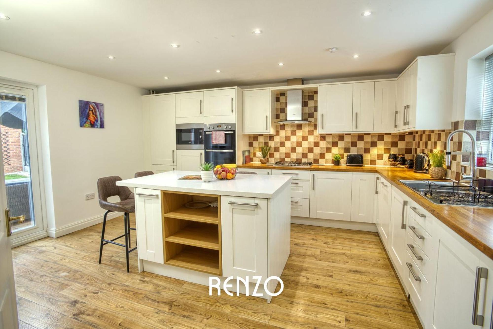 Incredible And Charming 4-bed In By Renzo, Free Parking, Close To Hospital!