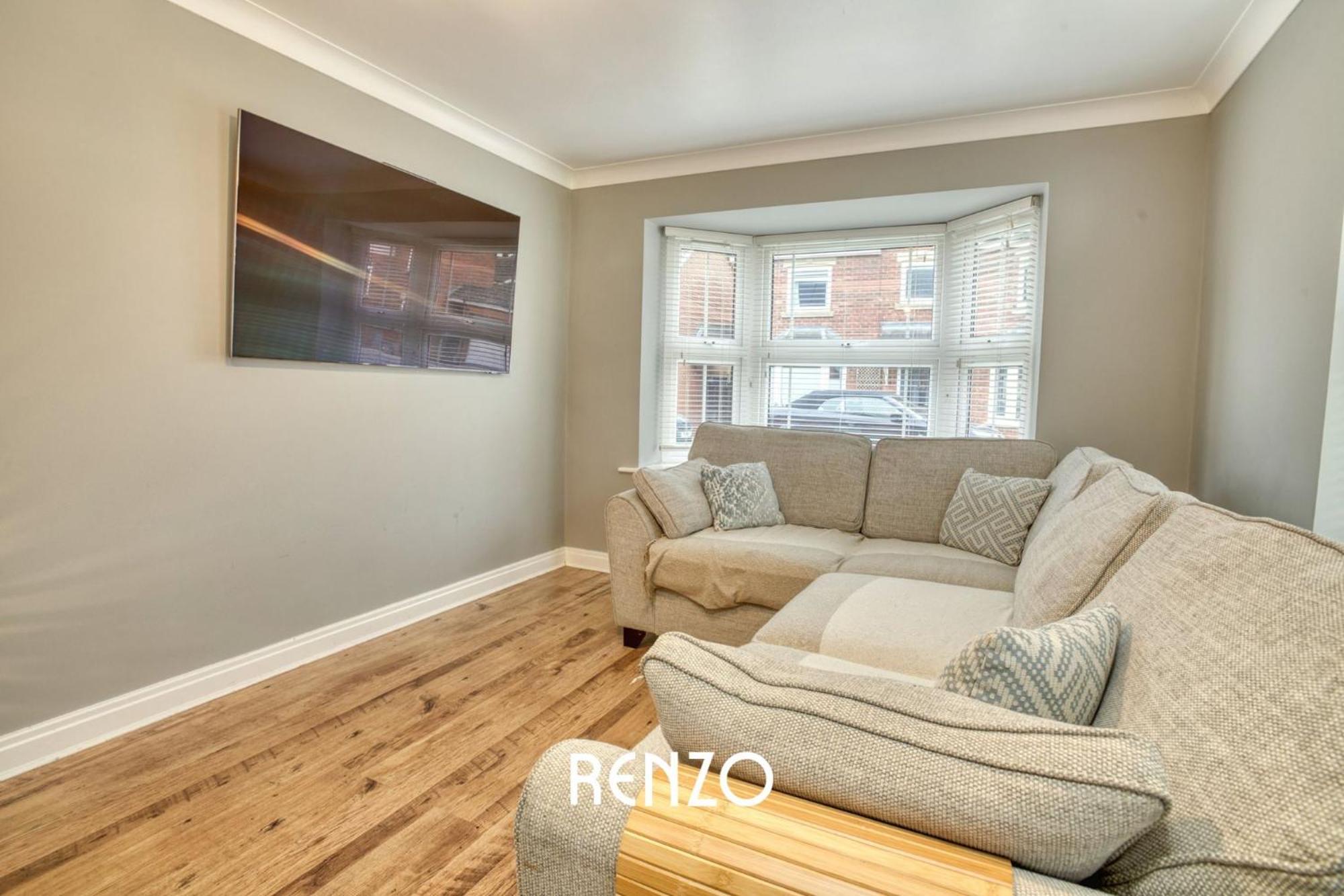 Incredible And Charming 4-bed In By Renzo, Free Parking, Close To Hospital!