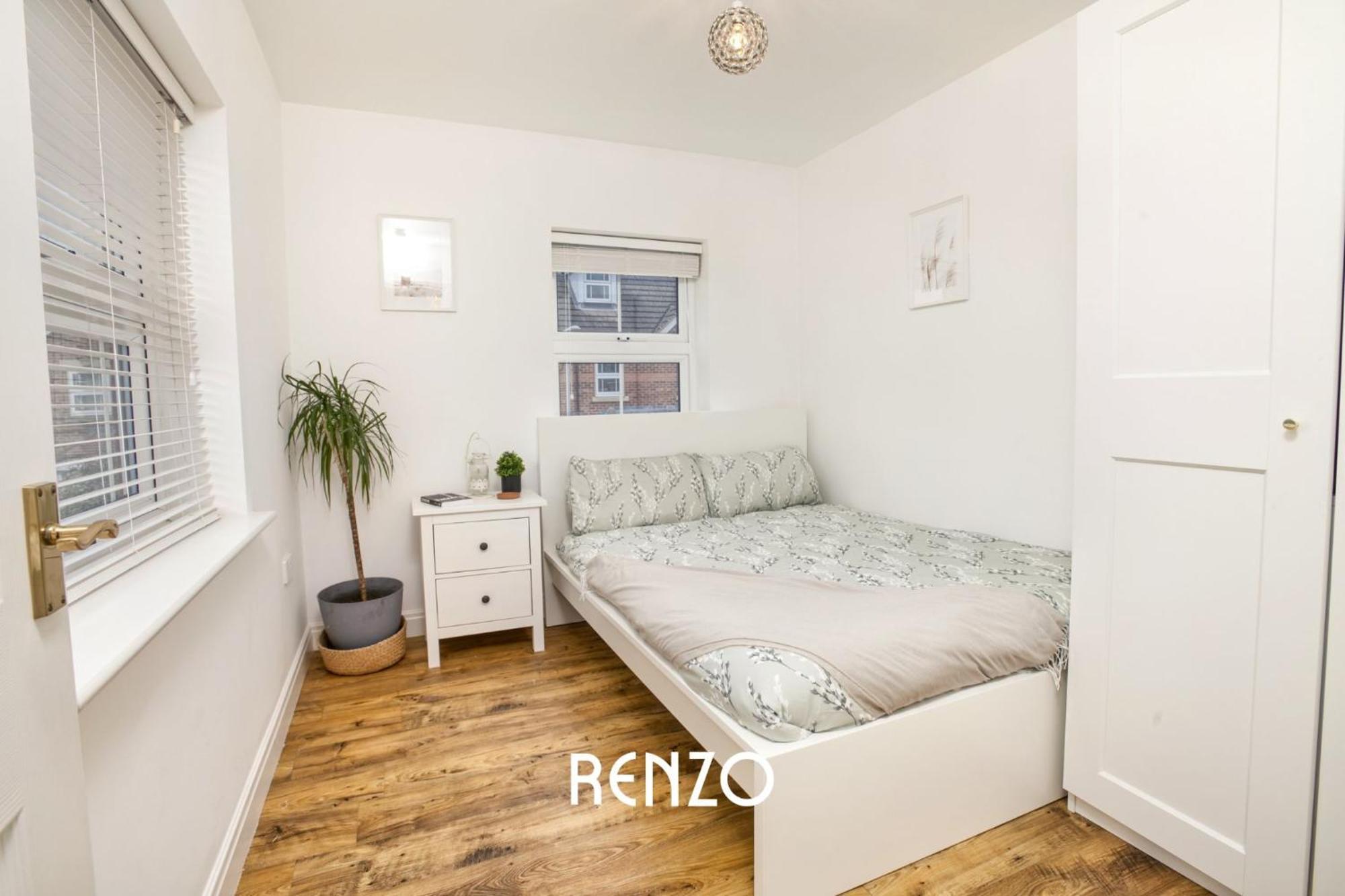 Incredible And Charming 4-bed In By Renzo, Free Parking, Close To Hospital! *