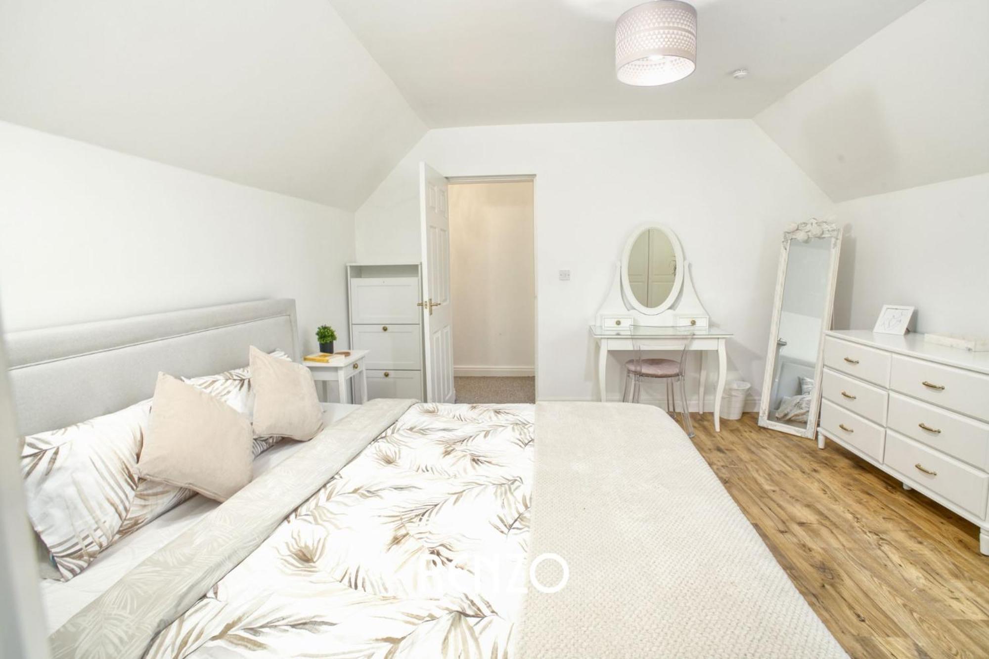 Incredible And Charming 4-bed In By Renzo, Free Parking, Close To Hospital! Apartment *