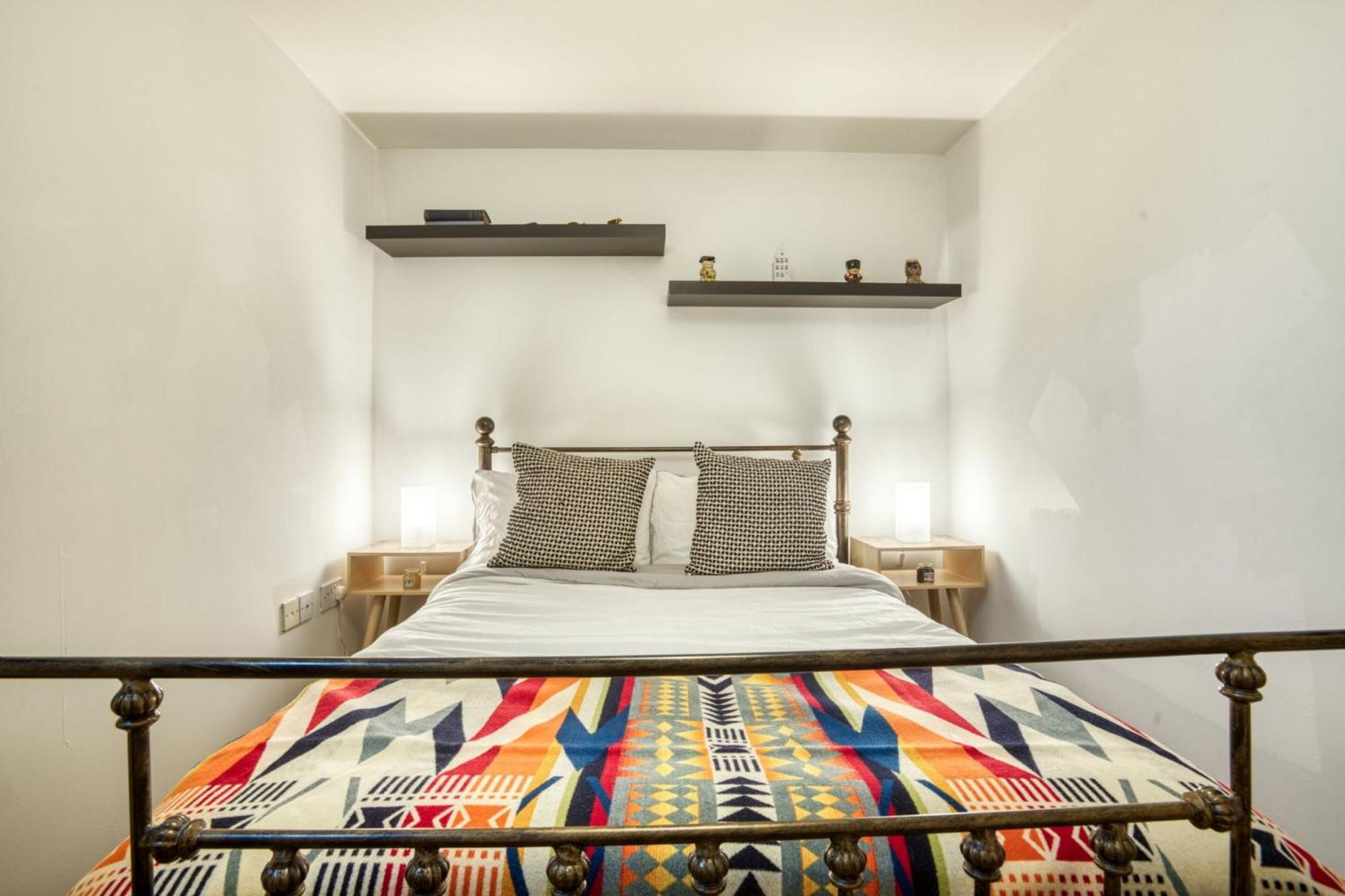 Cosy And Beautiful 2-bed In By Renzo, Free Parking, Close To Centre *