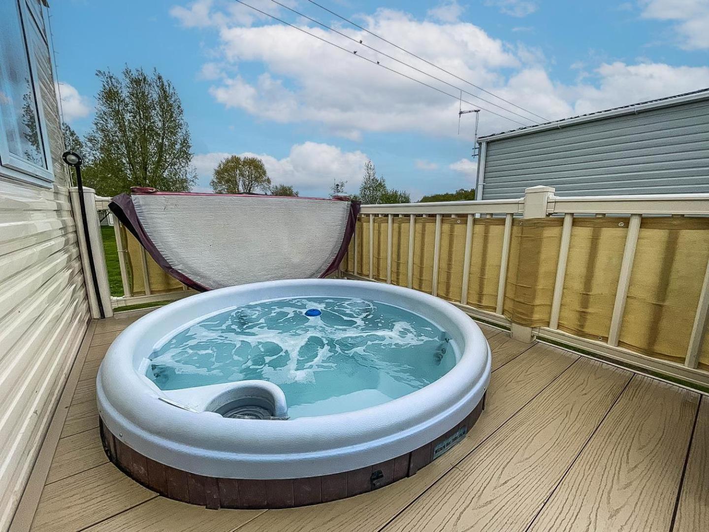 Caravansleeps8-hottub-fireplace-garden-patio Lincoln
