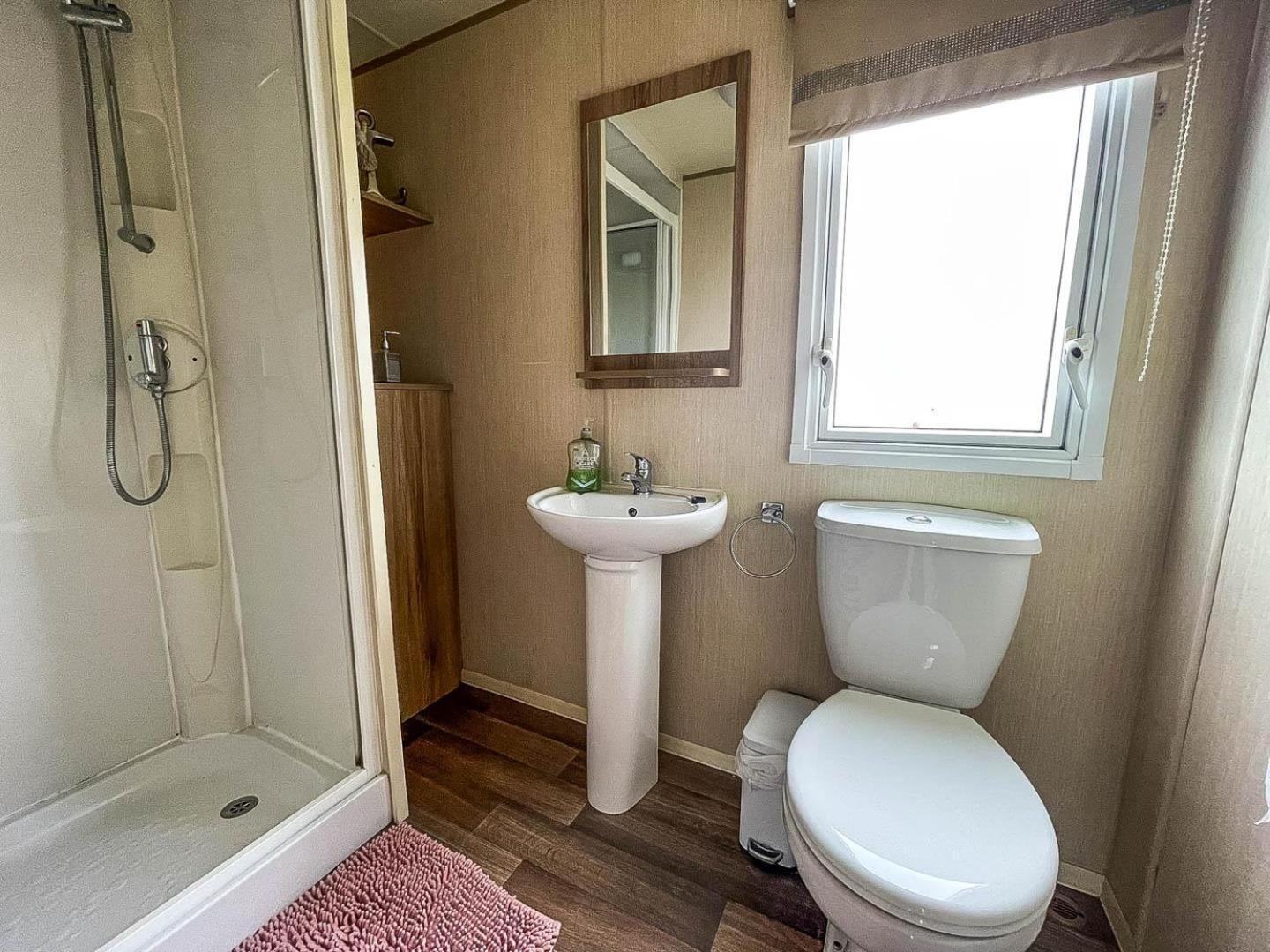Caravansleeps8-hottub-fireplace-garden-patio Holiday home