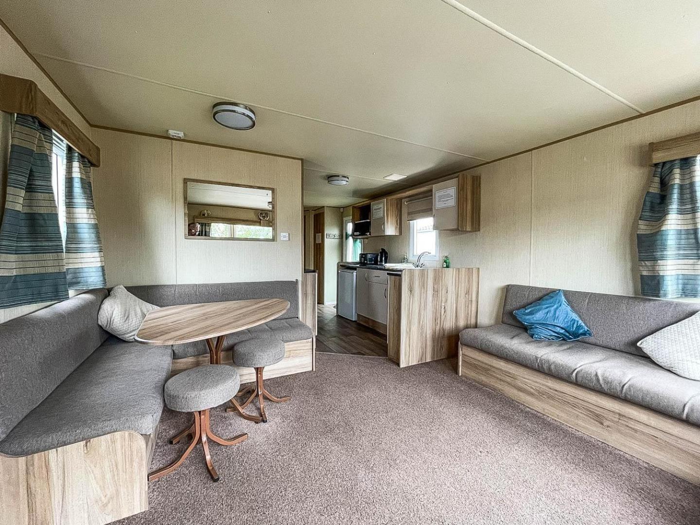 Caravansleeps8-hottub-fireplace-garden-patio *
