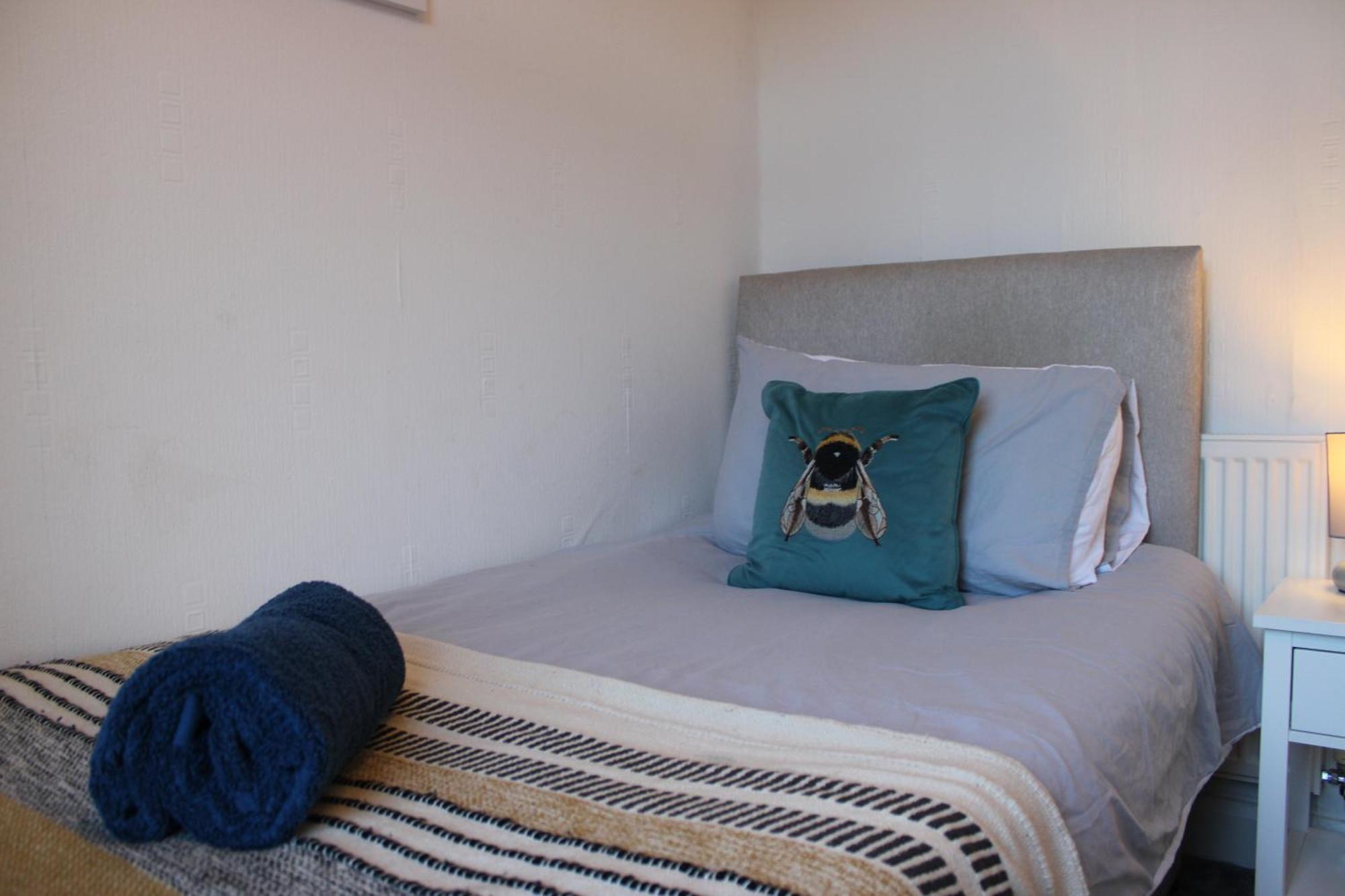Tennyson Street Central- Spacious 5 Bedroom House, Perfect For Short & Long #business #leisure #contractors #relocators Apartment *