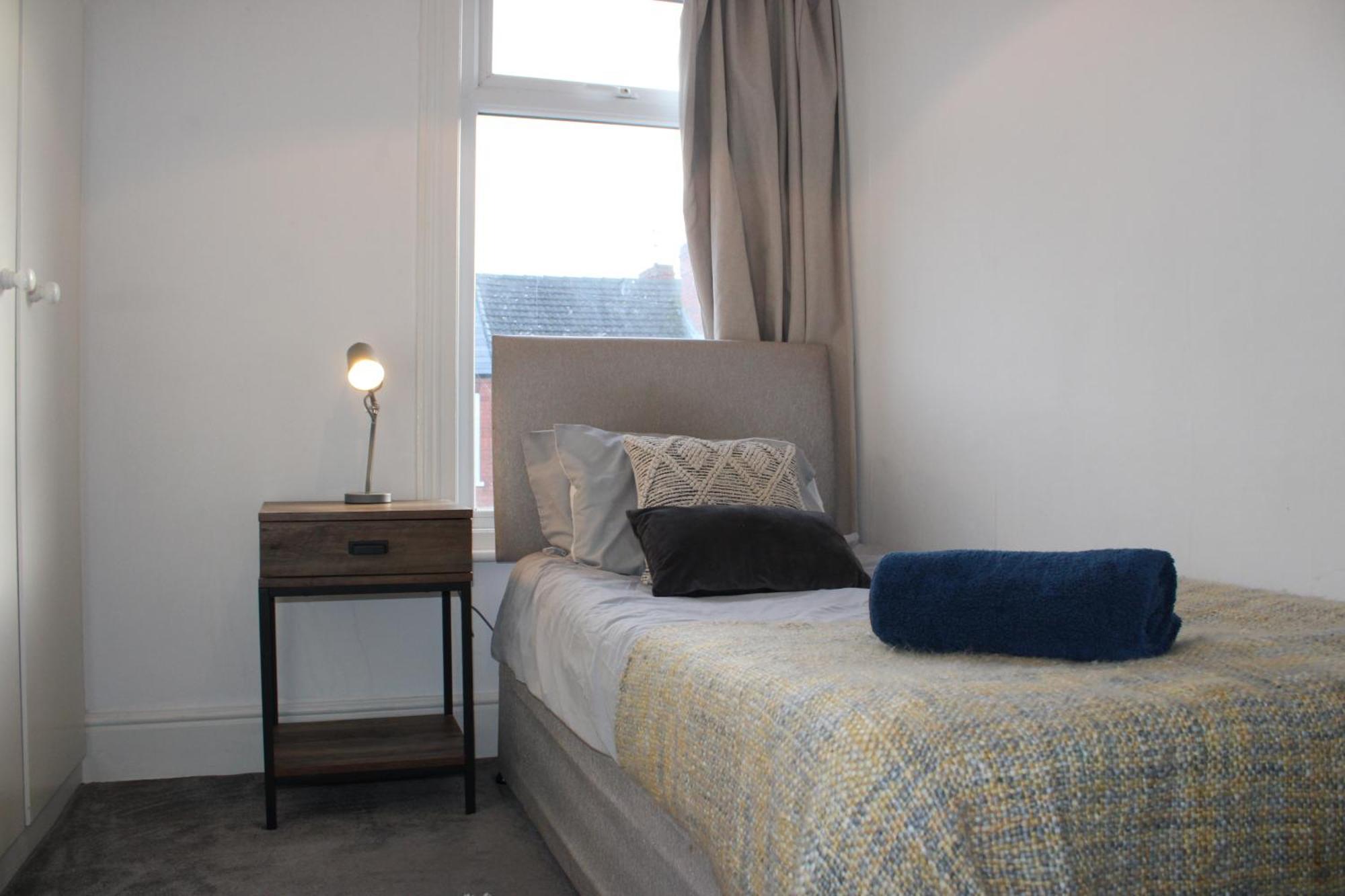 Tennyson Street Central- Spacious 5 Bedroom House, Perfect For Short & Long #business #leisure #contractors #relocators Apartment