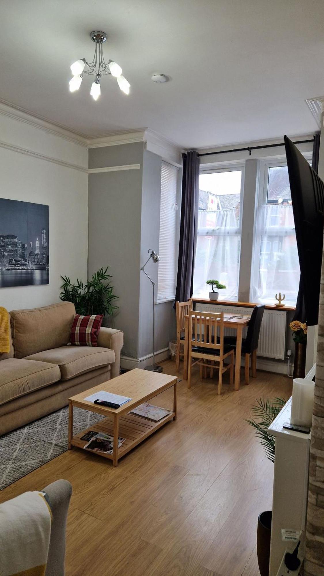 Spacious 1 Bedroom Near Centre Amenities Apartment