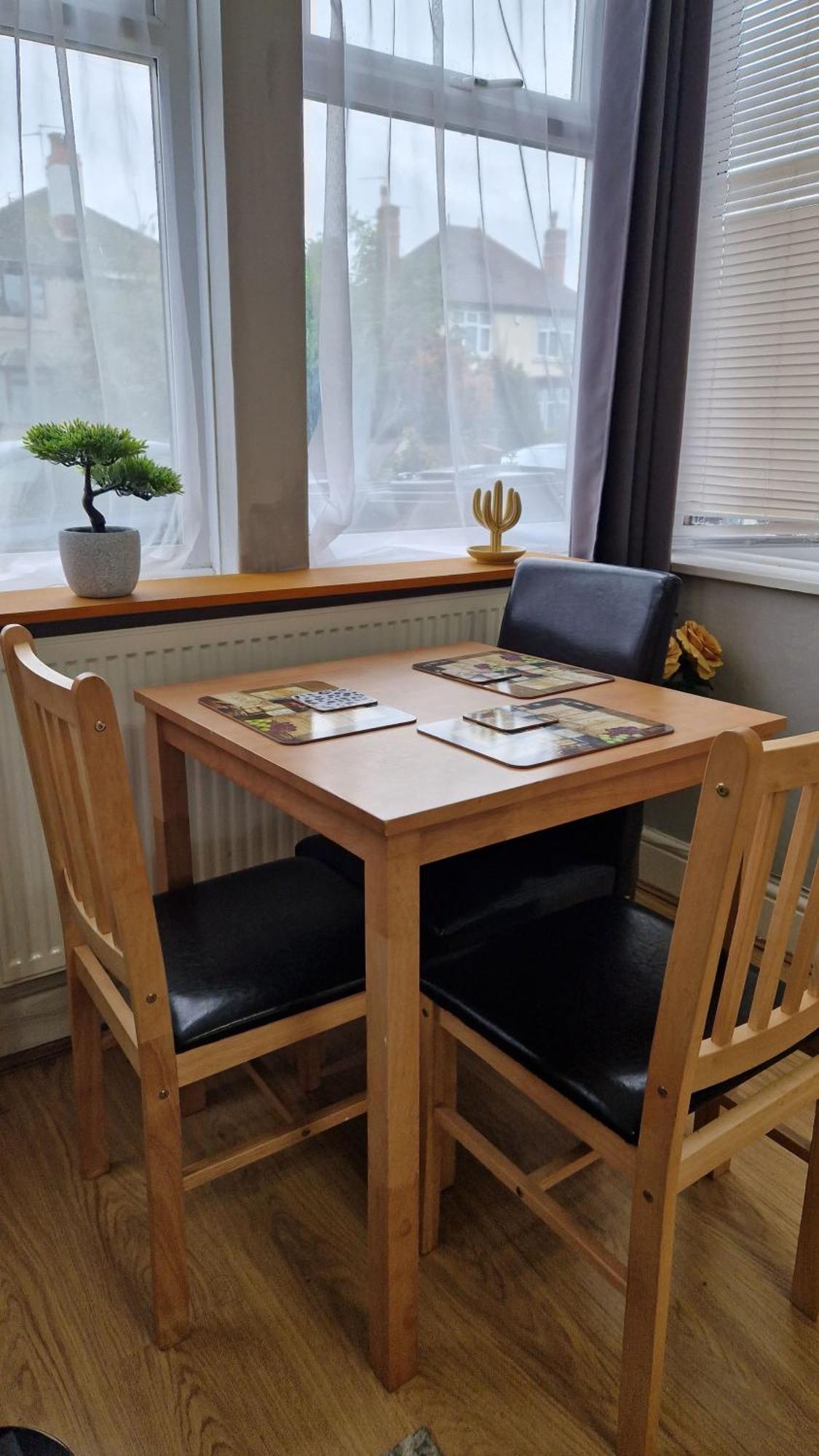 Spacious 1 Bedroom Near Centre Amenities Apartment *