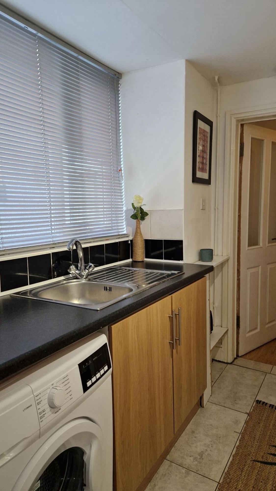 Spacious 1 Bedroom Near Centre Amenities *