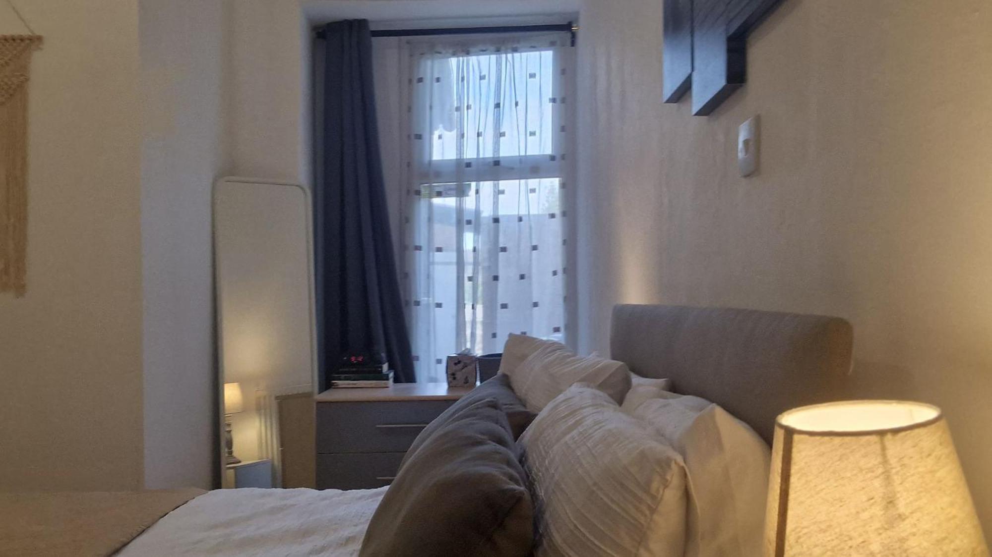 Spacious 1 Bedroom Near Centre Amenities * Lincoln