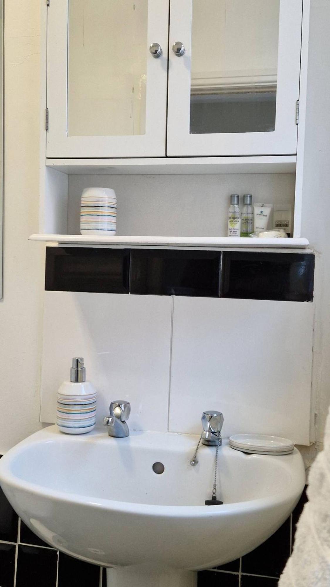 Spacious 1 Bedroom Near Centre Amenities Apartment